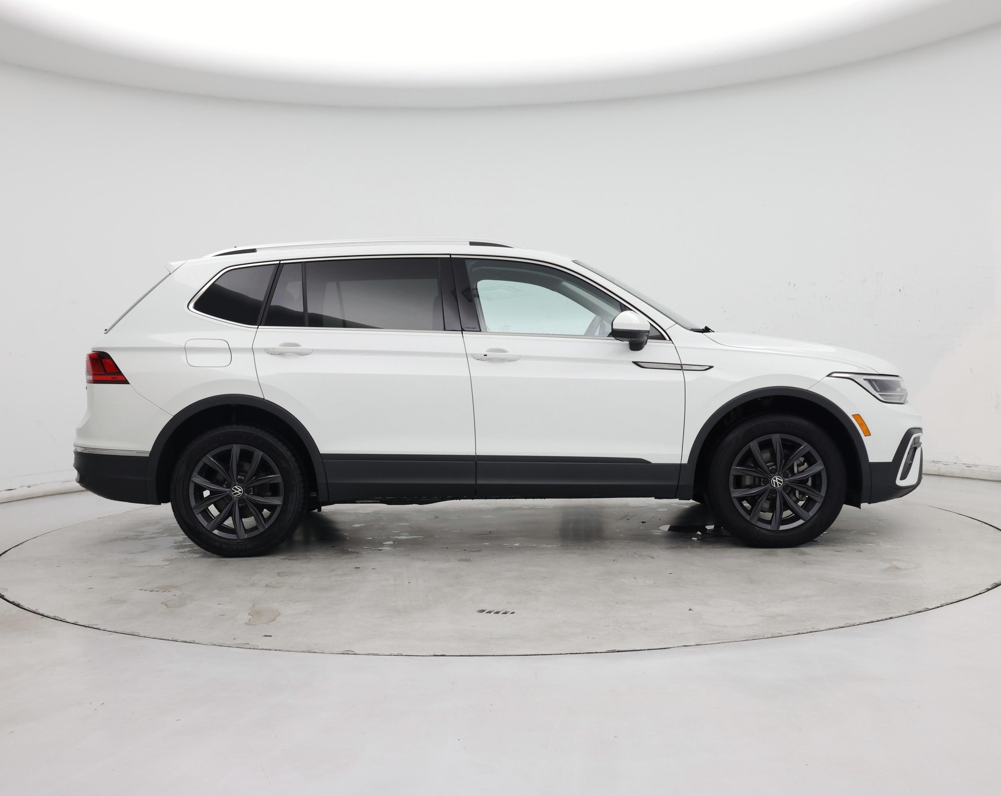 Thumbnail: 2022 Volkswagen Tiguan - 7