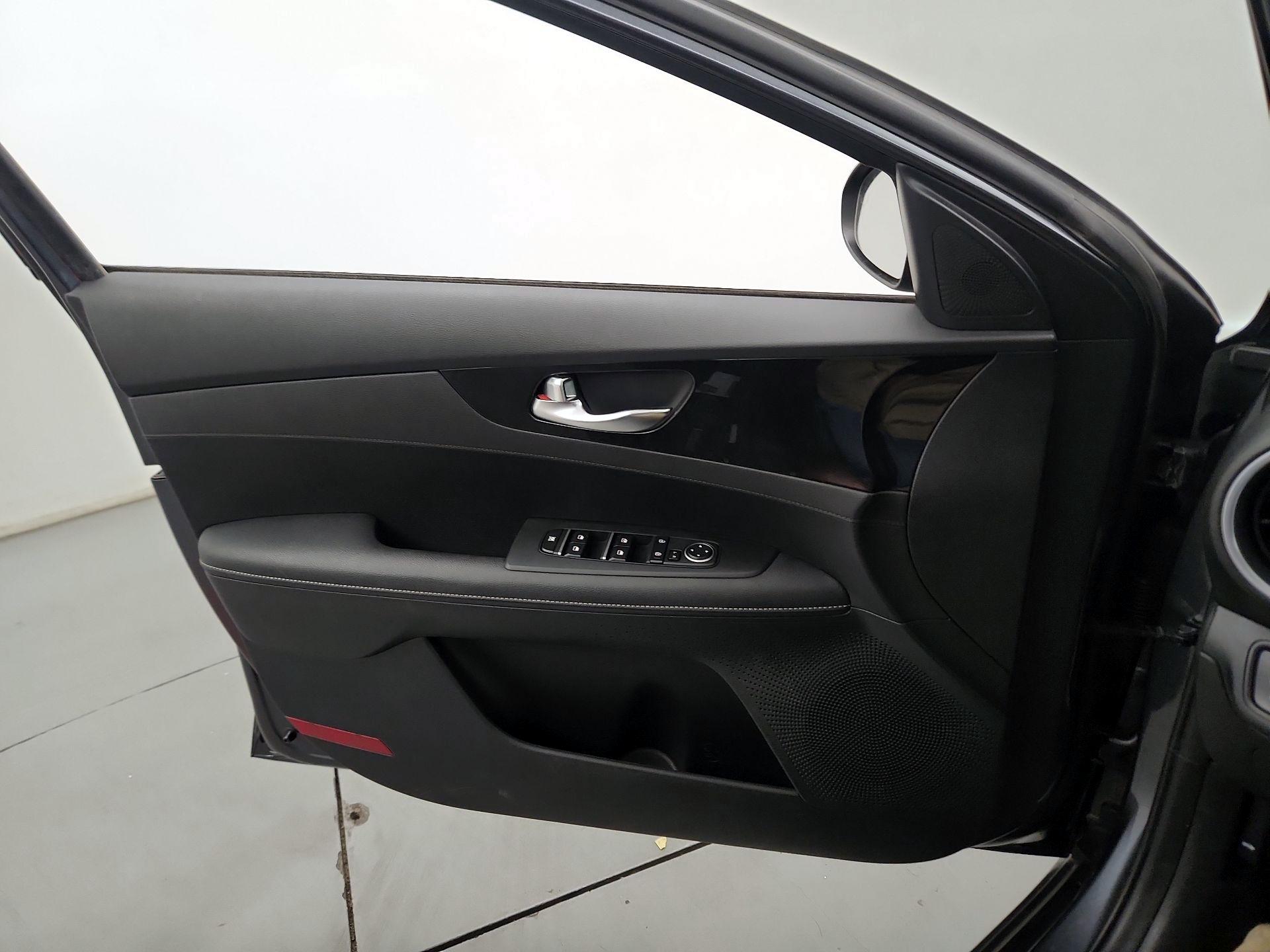 Thumbnail: 2022 Kia Forte - 12