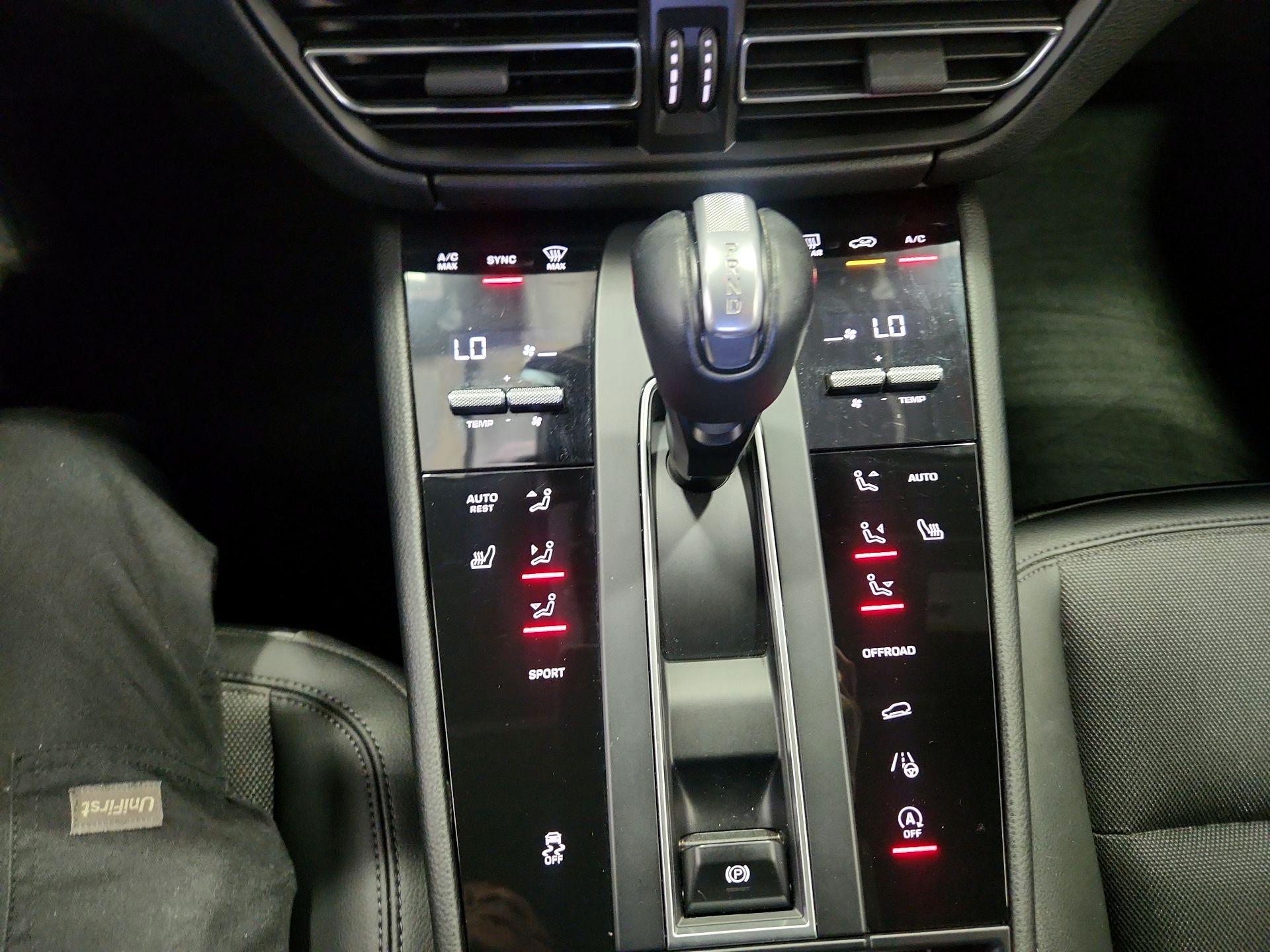 Thumbnail: 2022 Porsche Macan - 16
