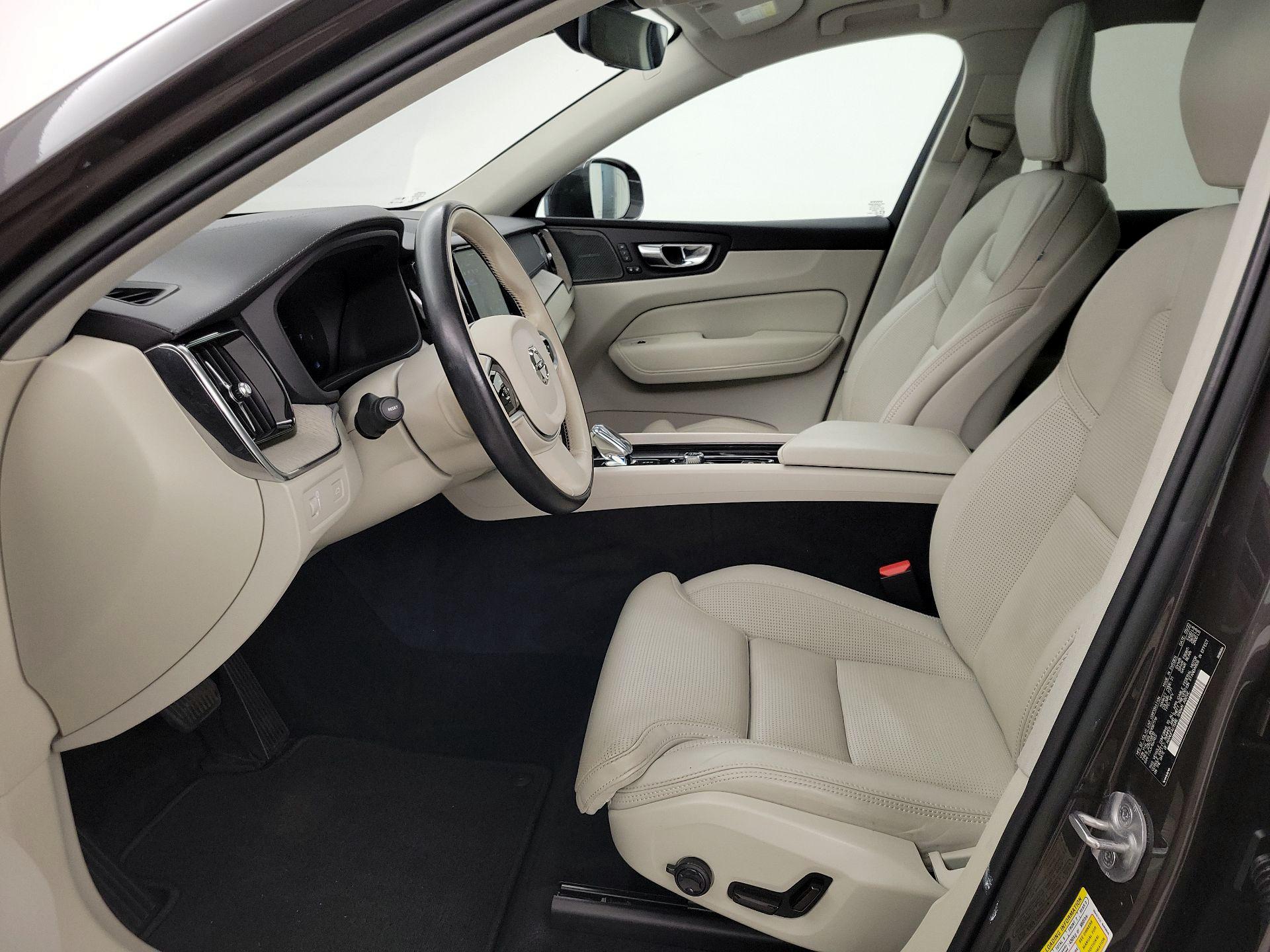 Thumbnail: 2022 Volvo XC60 - 11