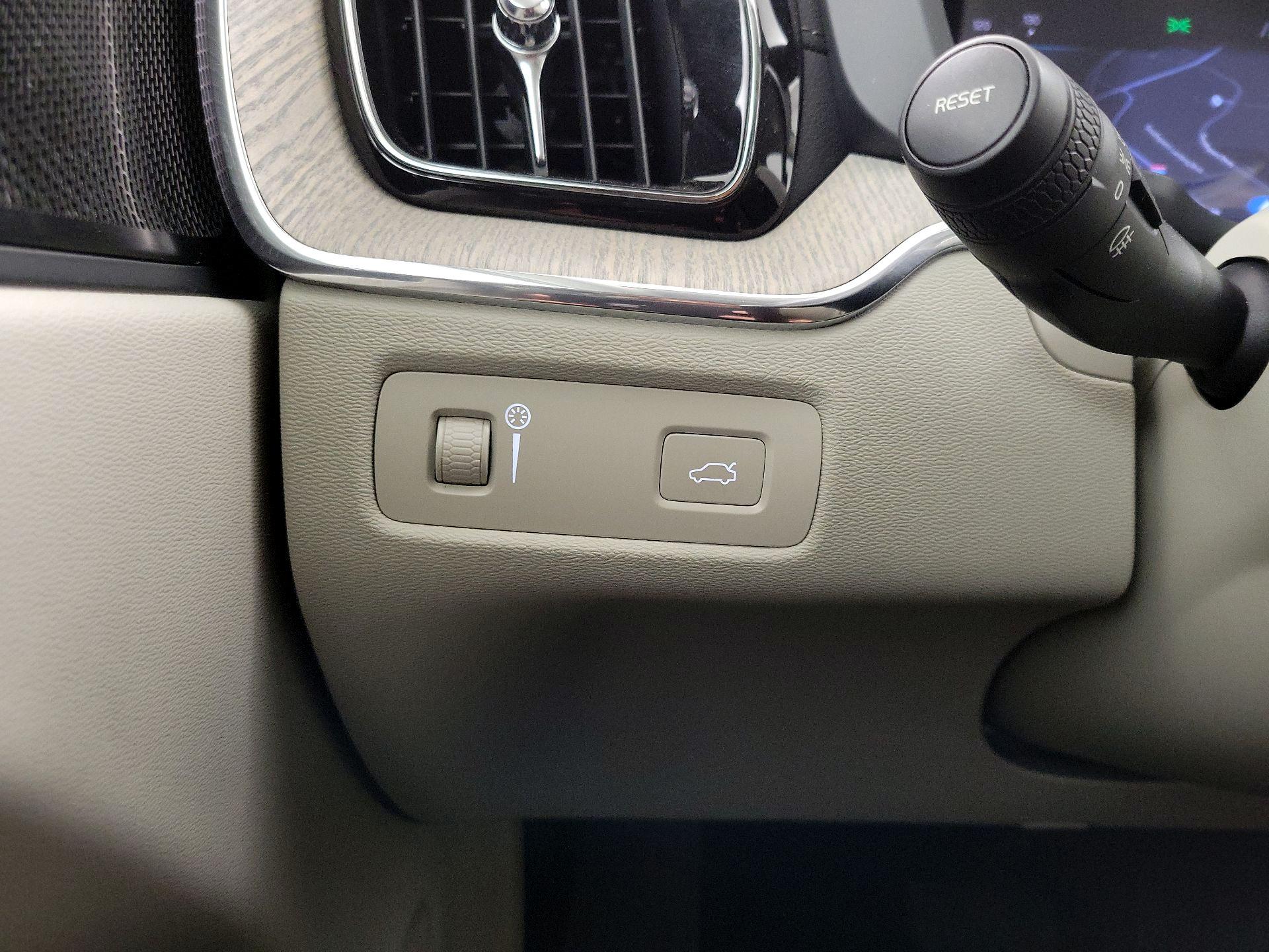 Thumbnail: 2022 Volvo XC60 - 13