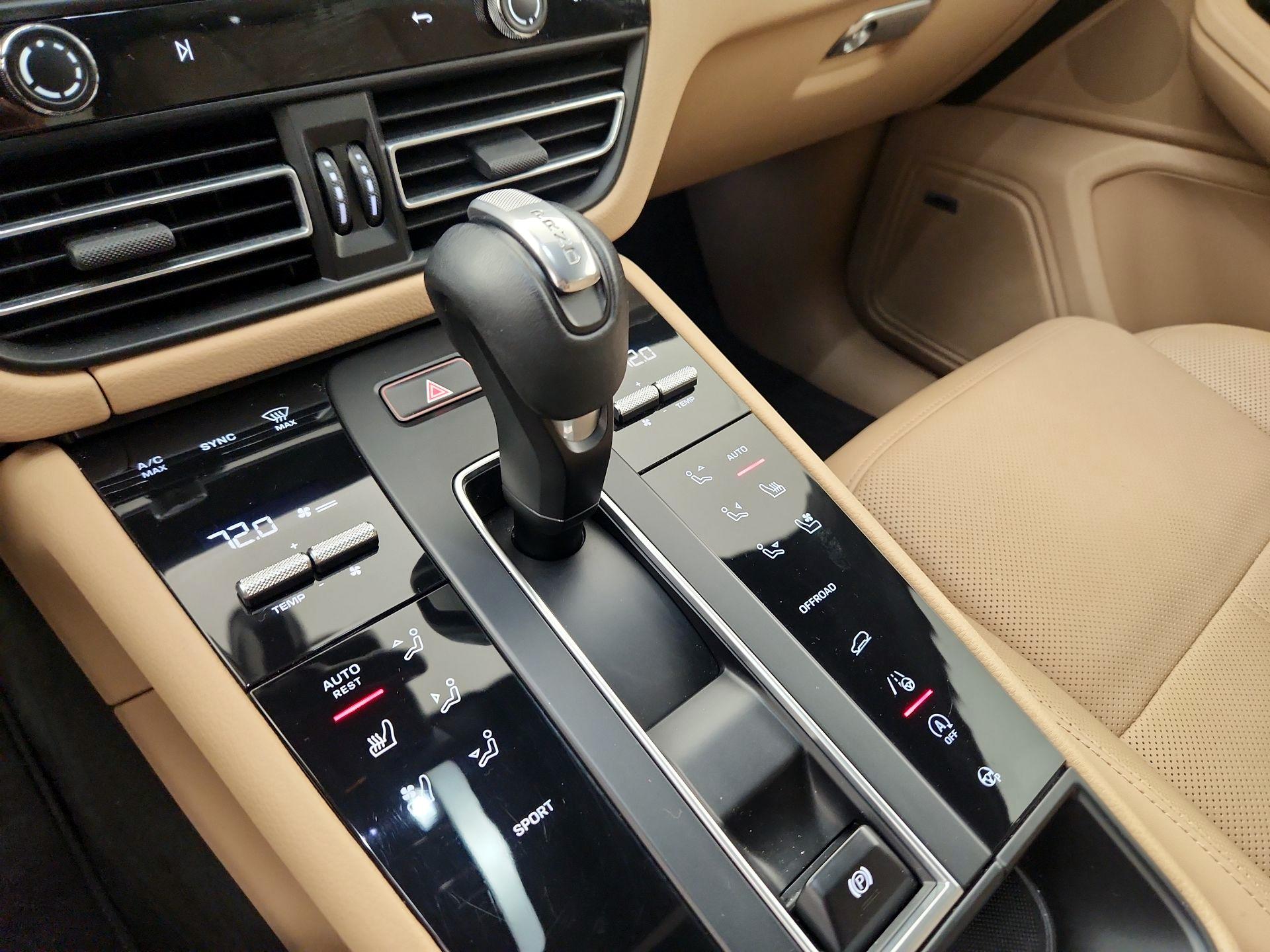 Thumbnail: 2022 Porsche Macan - 18