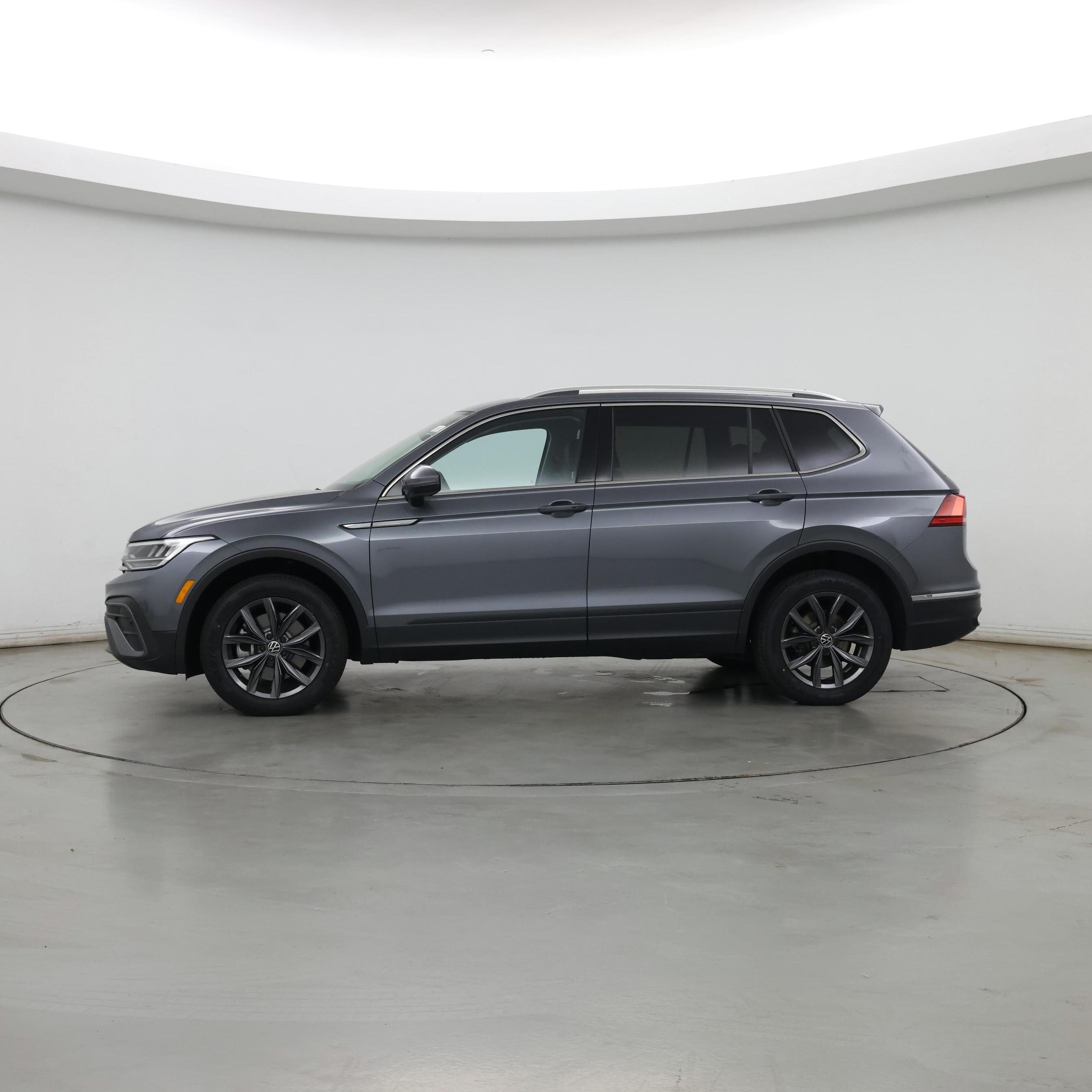 Thumbnail: 2022 Volkswagen Tiguan - 3