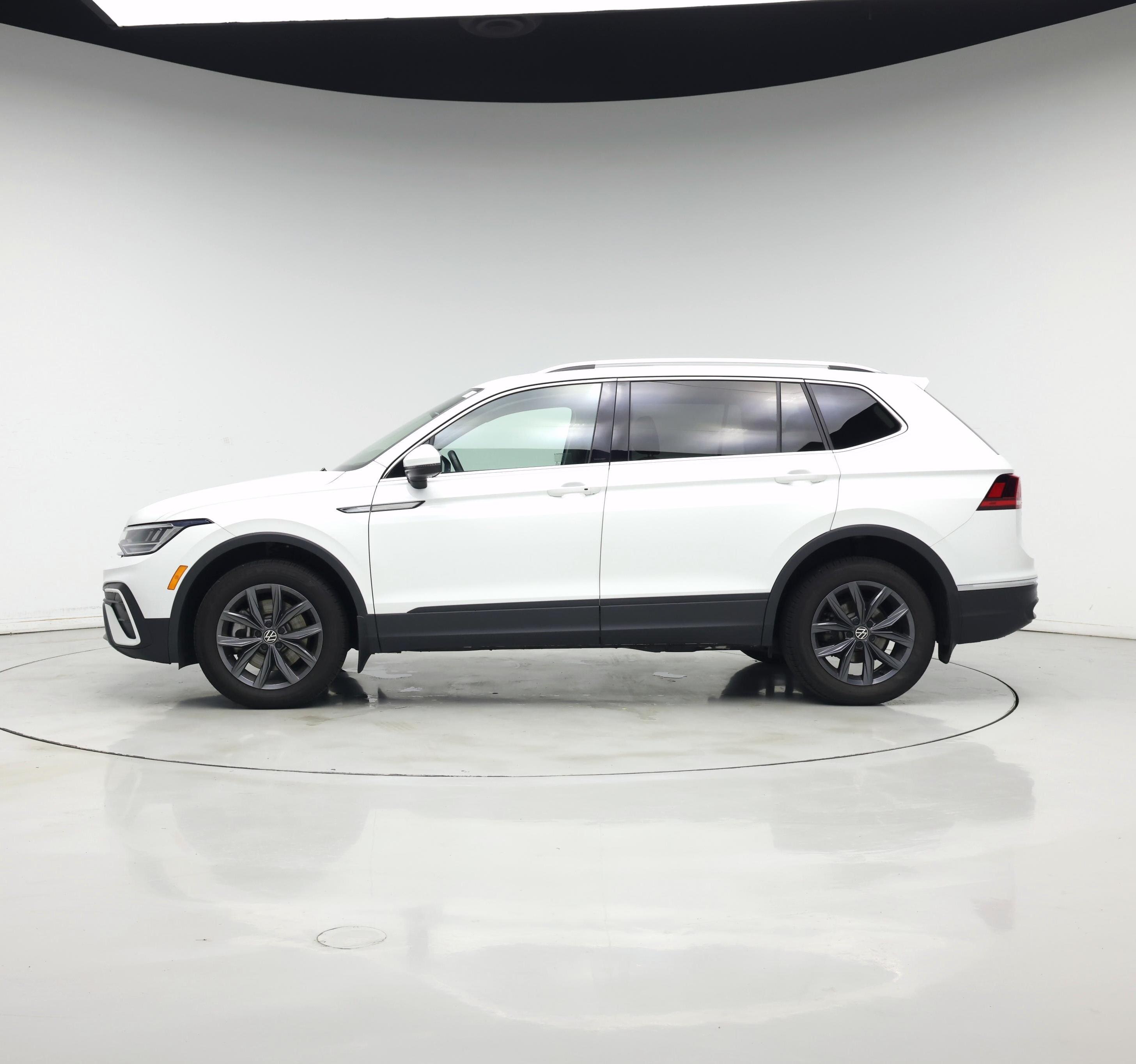 Thumbnail: 2022 Volkswagen Tiguan - 3
