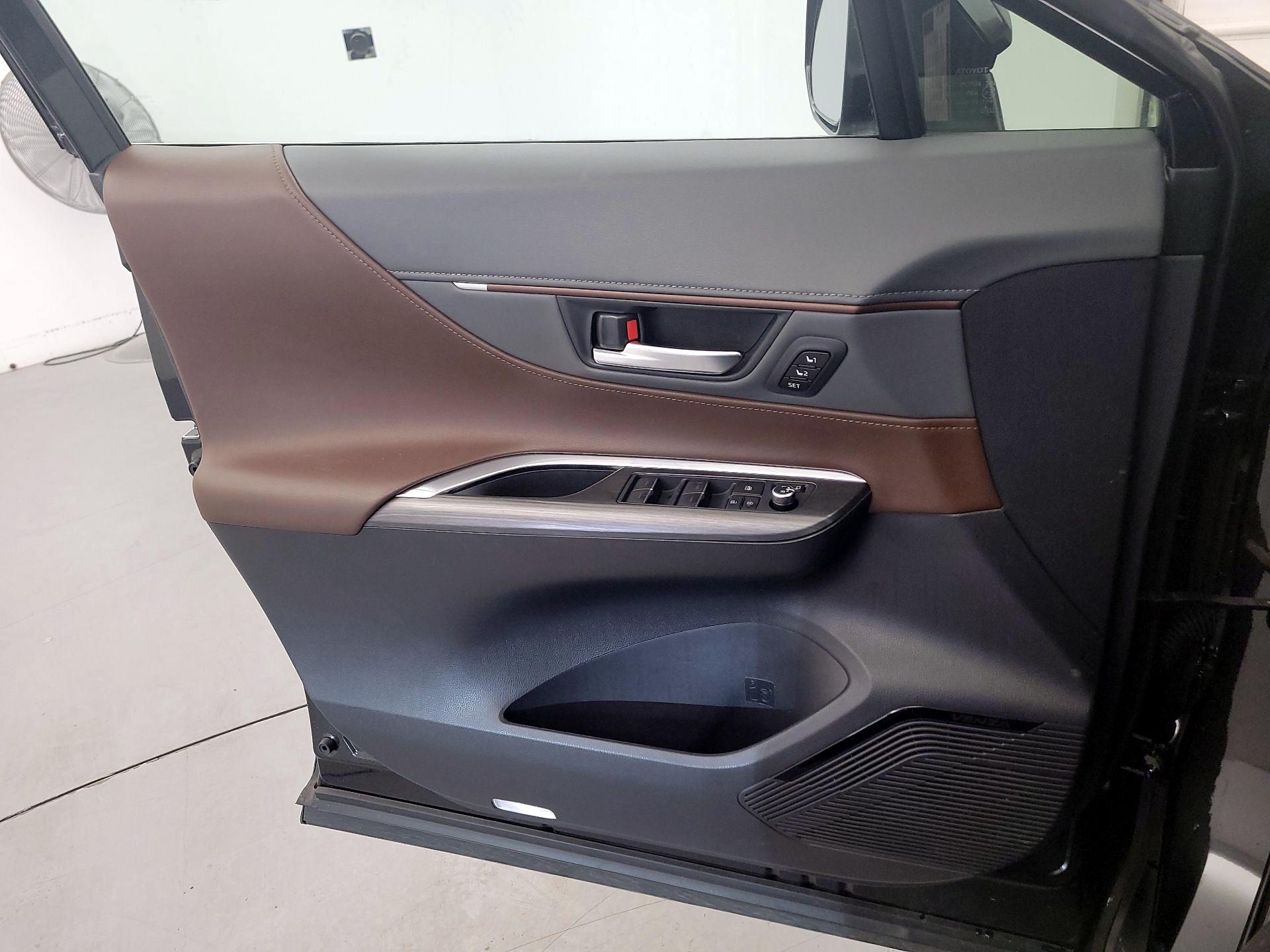 Thumbnail: 2023 Toyota Venza - 12