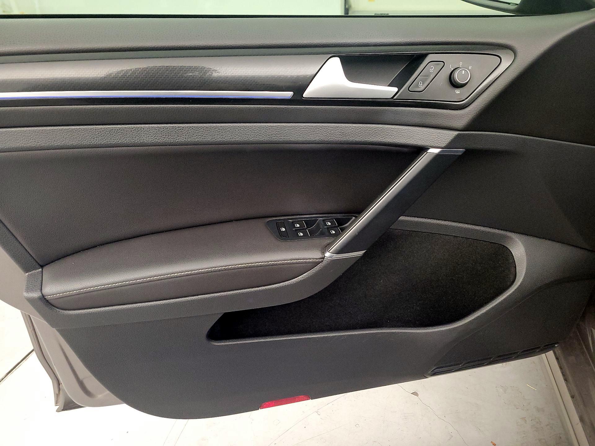 Thumbnail: 2016 Volkswagen Golf - 12