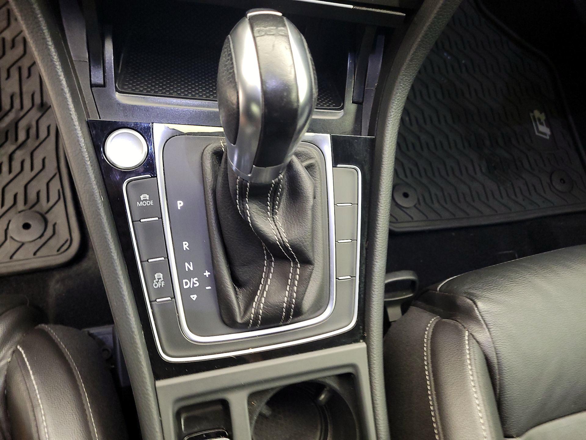 Thumbnail: 2016 Volkswagen Golf - 15