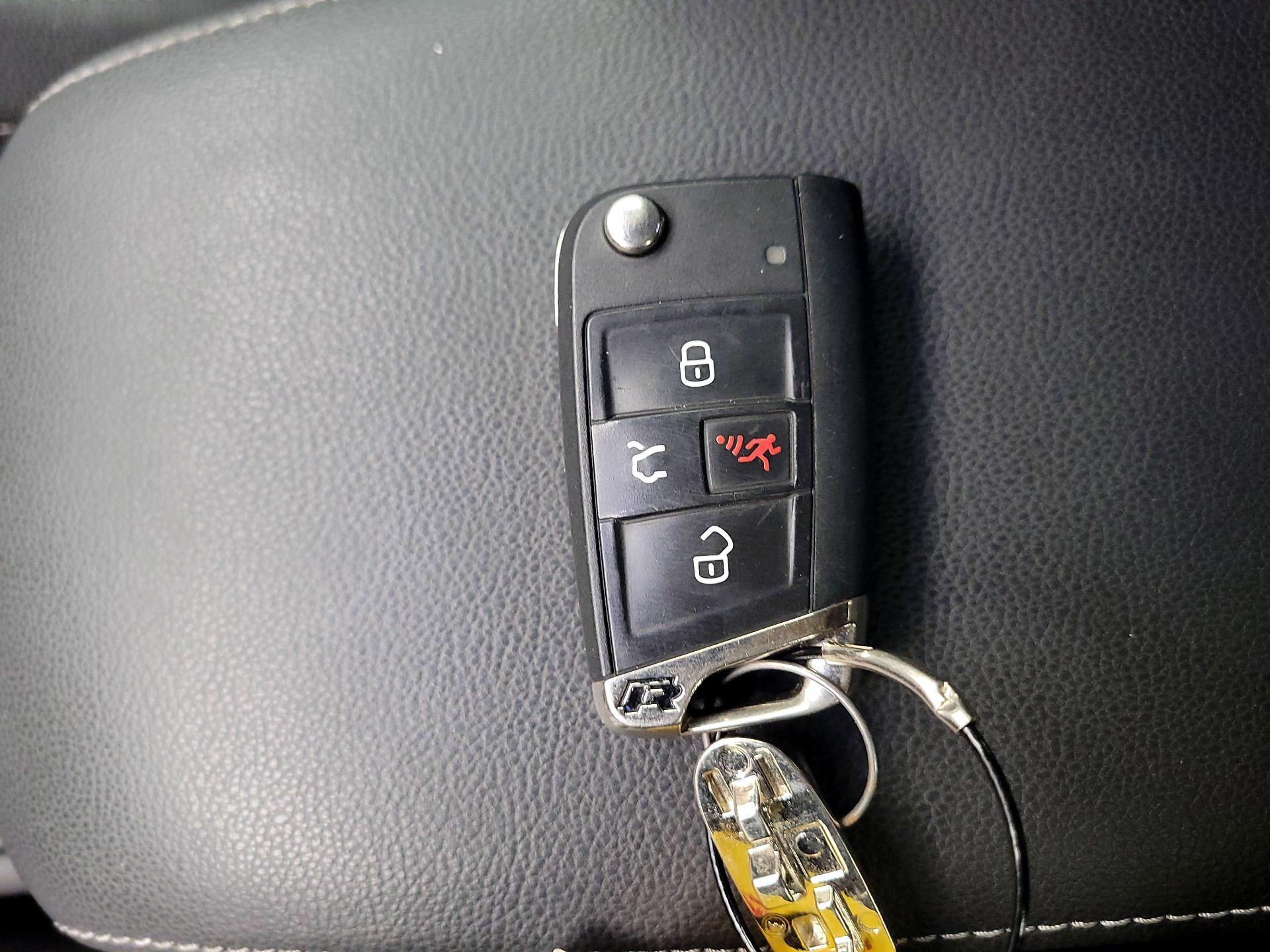 Thumbnail: 2016 Volkswagen Golf - 18