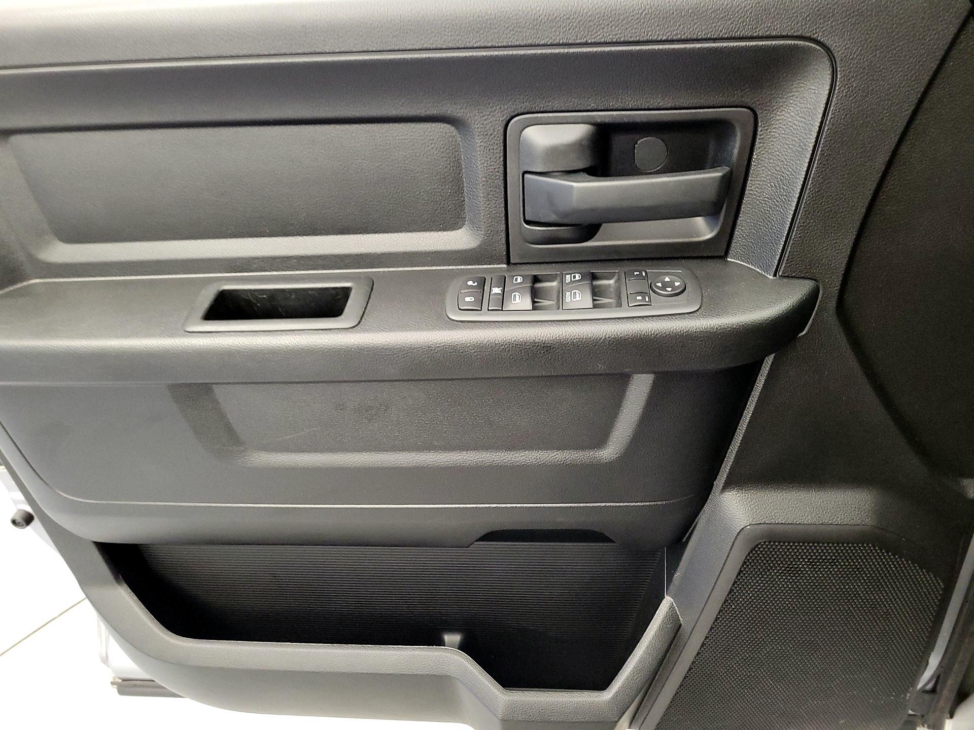 Thumbnail: 2020 RAM 1500 Classic - 12