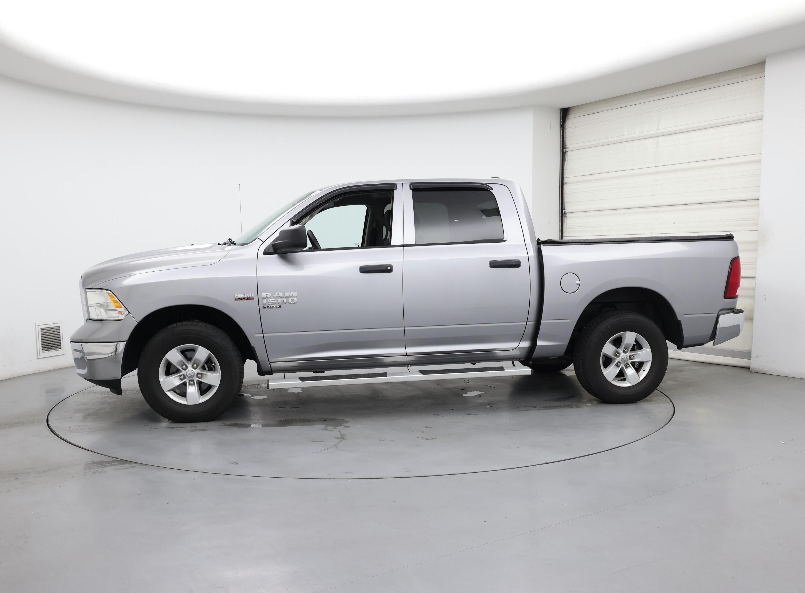 Thumbnail: 2020 RAM 1500 Classic - 3