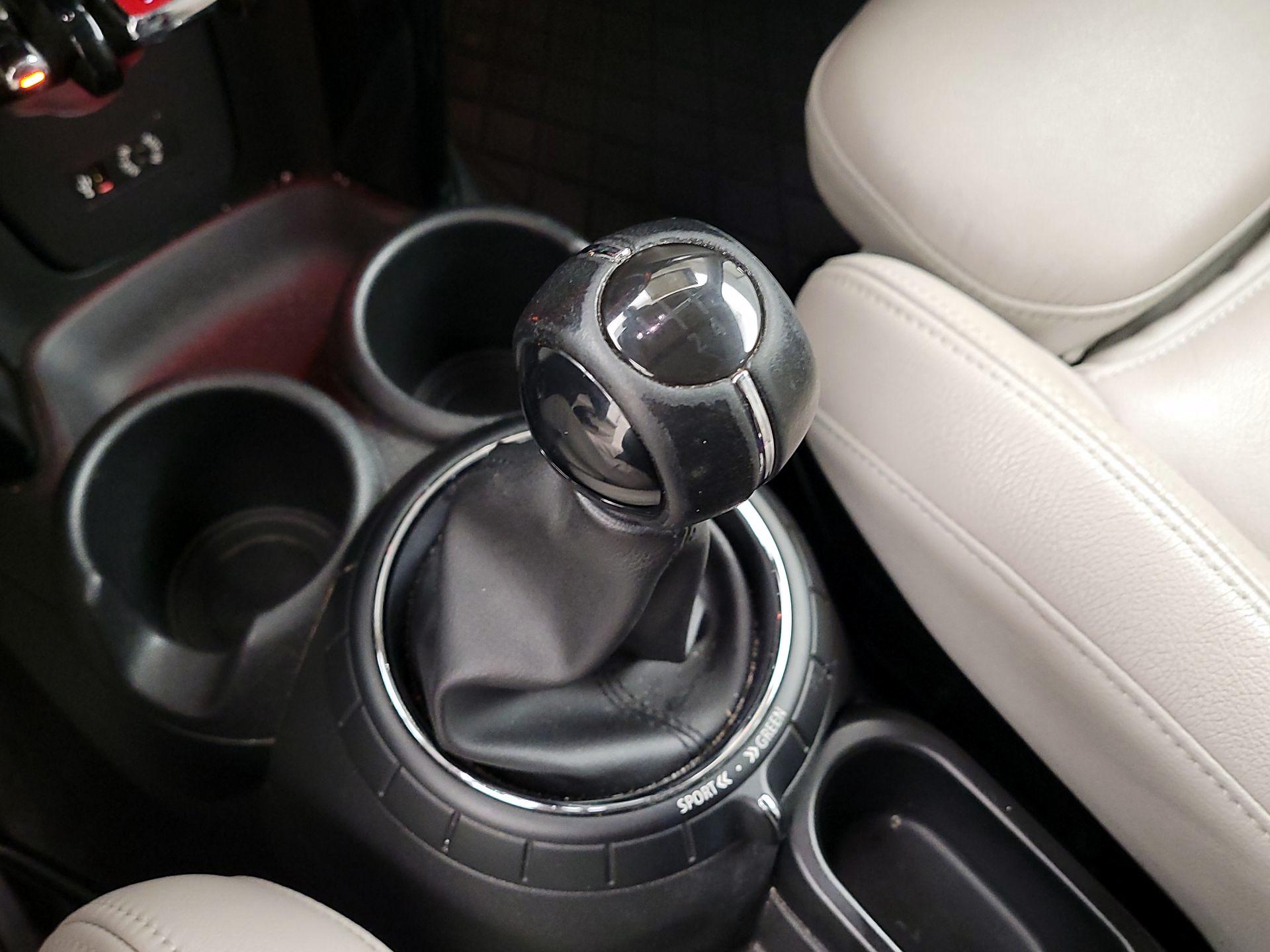 Thumbnail: 2015 MINI Cooper Hardtop - 16