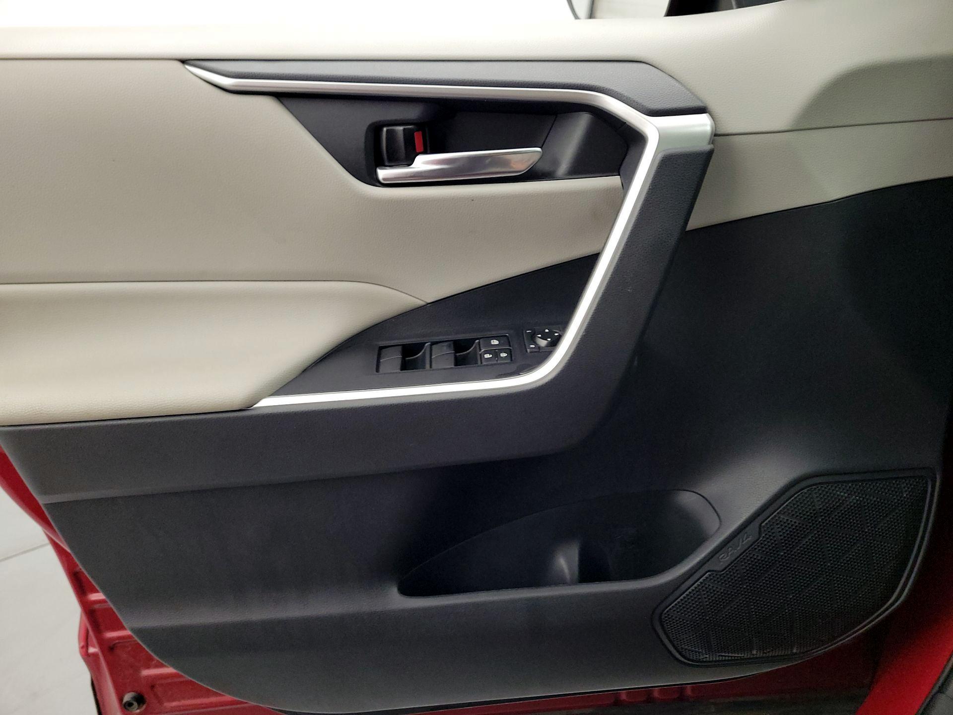 Thumbnail: 2019 Toyota RAV4 - 12