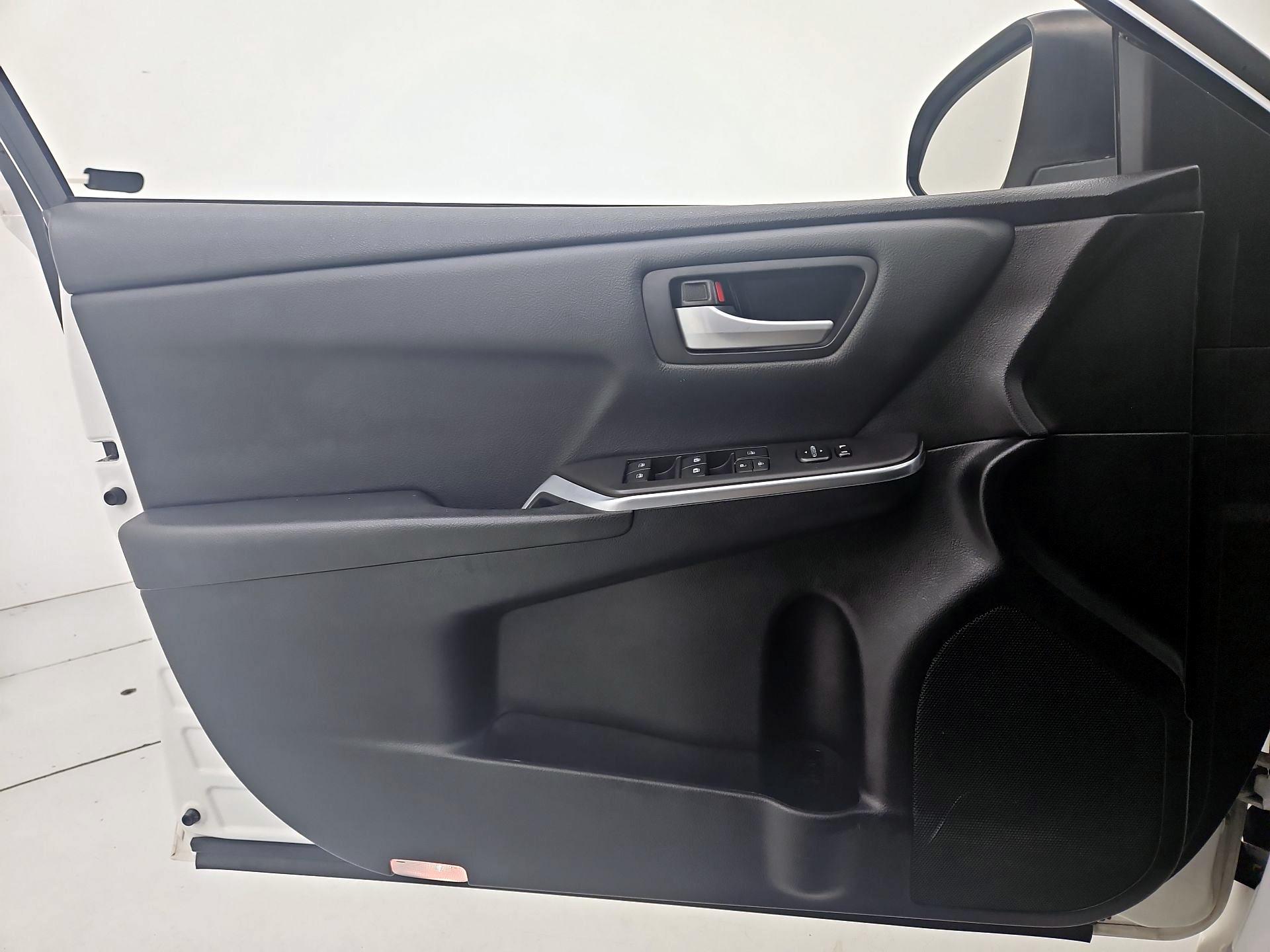 Thumbnail: 2016 Toyota Camry - 12