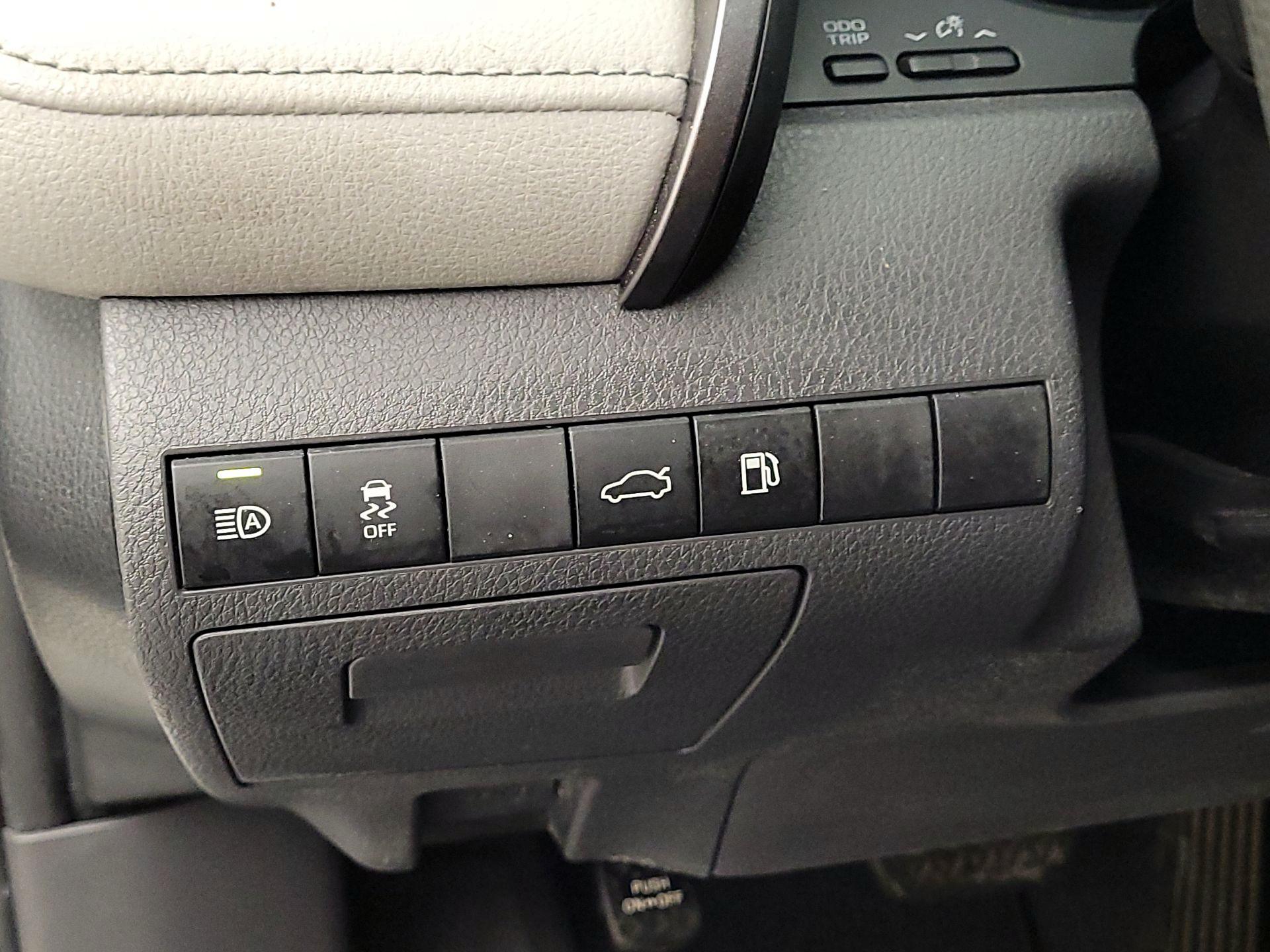 Thumbnail: 2018 Toyota Camry - 13