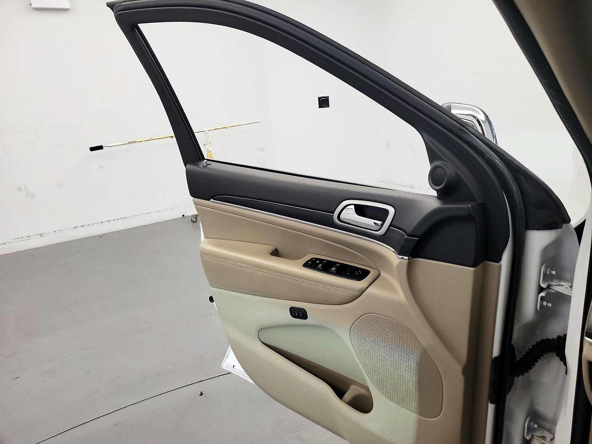 Thumbnail: 2020 Jeep Grand Cherokee - 12