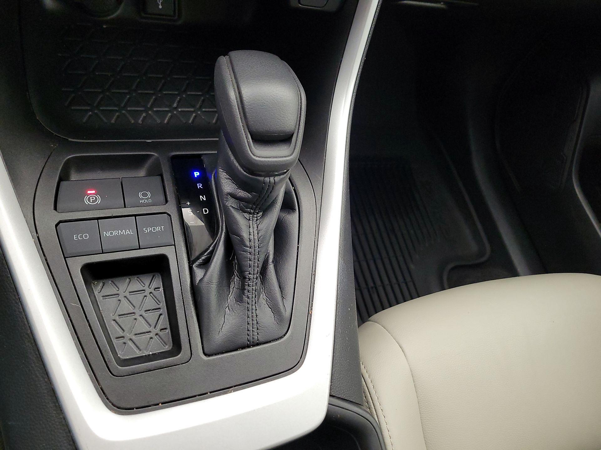 Thumbnail: 2022 Toyota RAV4 - 17