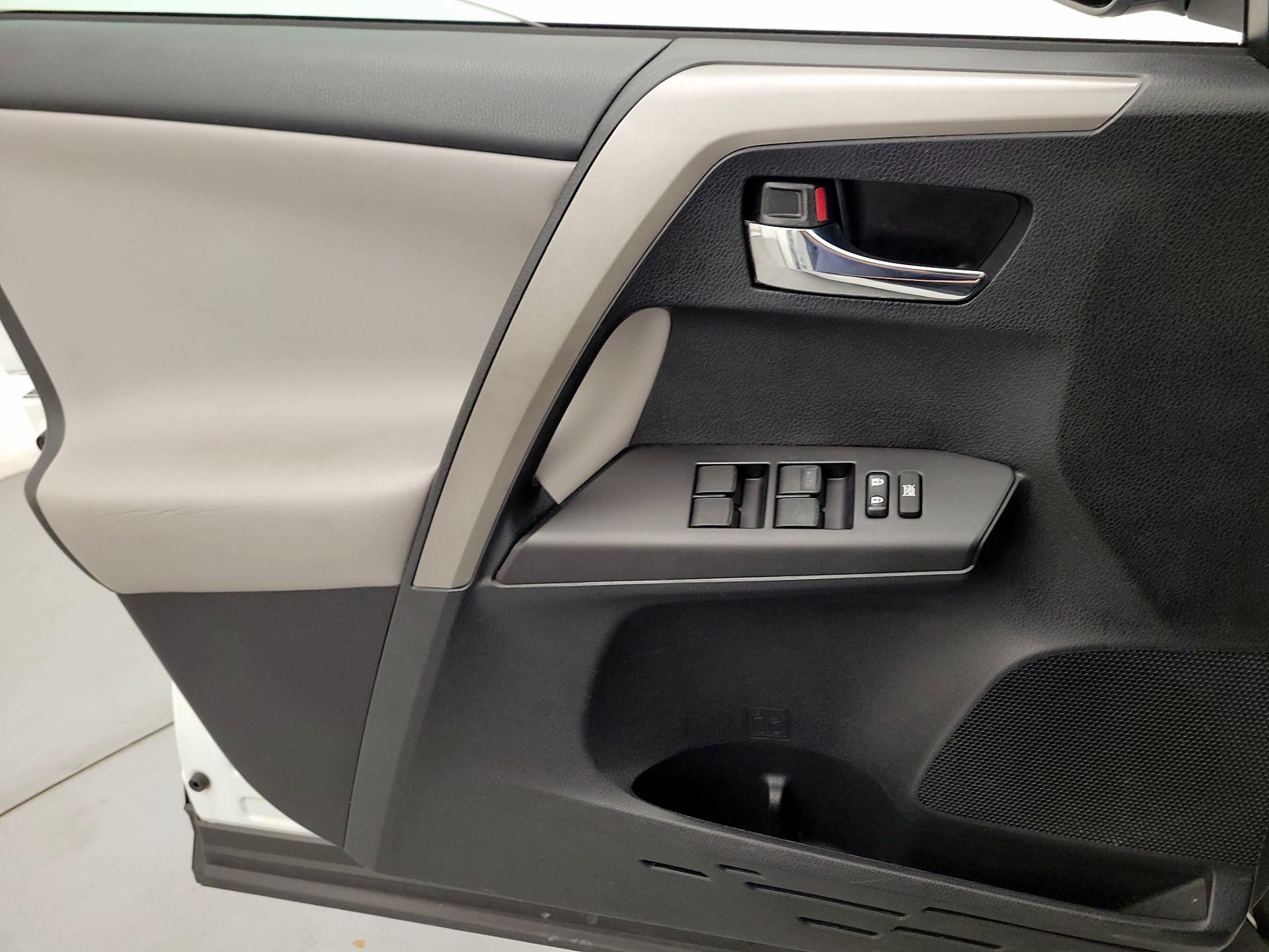 Thumbnail: 2018 Toyota RAV4 - 12