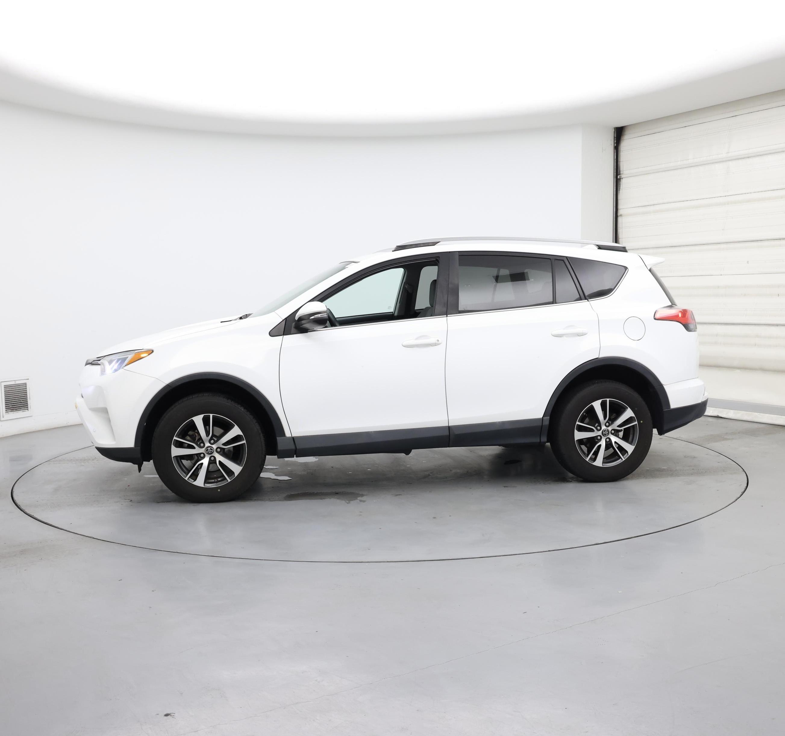 Thumbnail: 2018 Toyota RAV4 - 3
