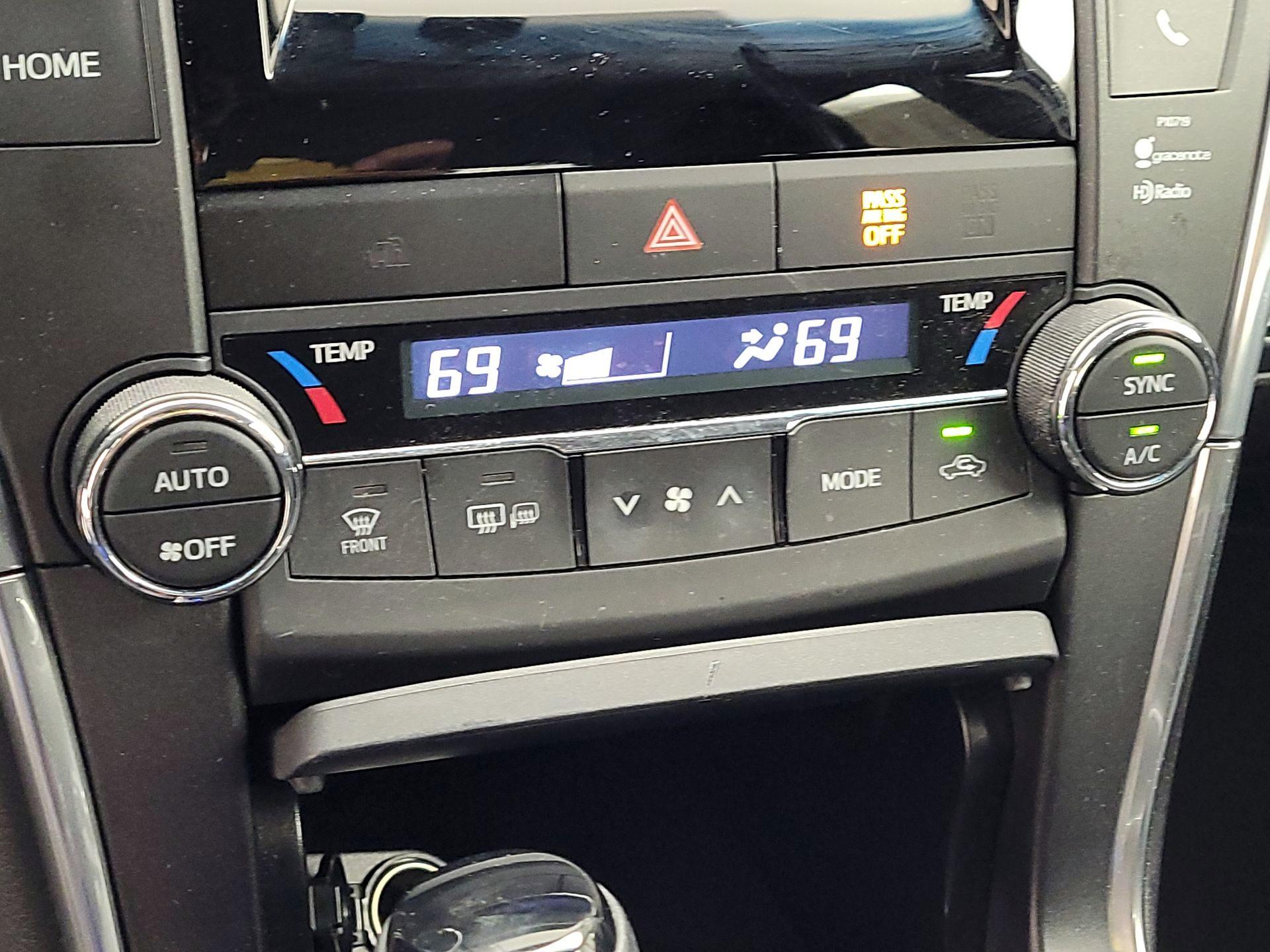 Thumbnail: 2015 Toyota Camry - 16