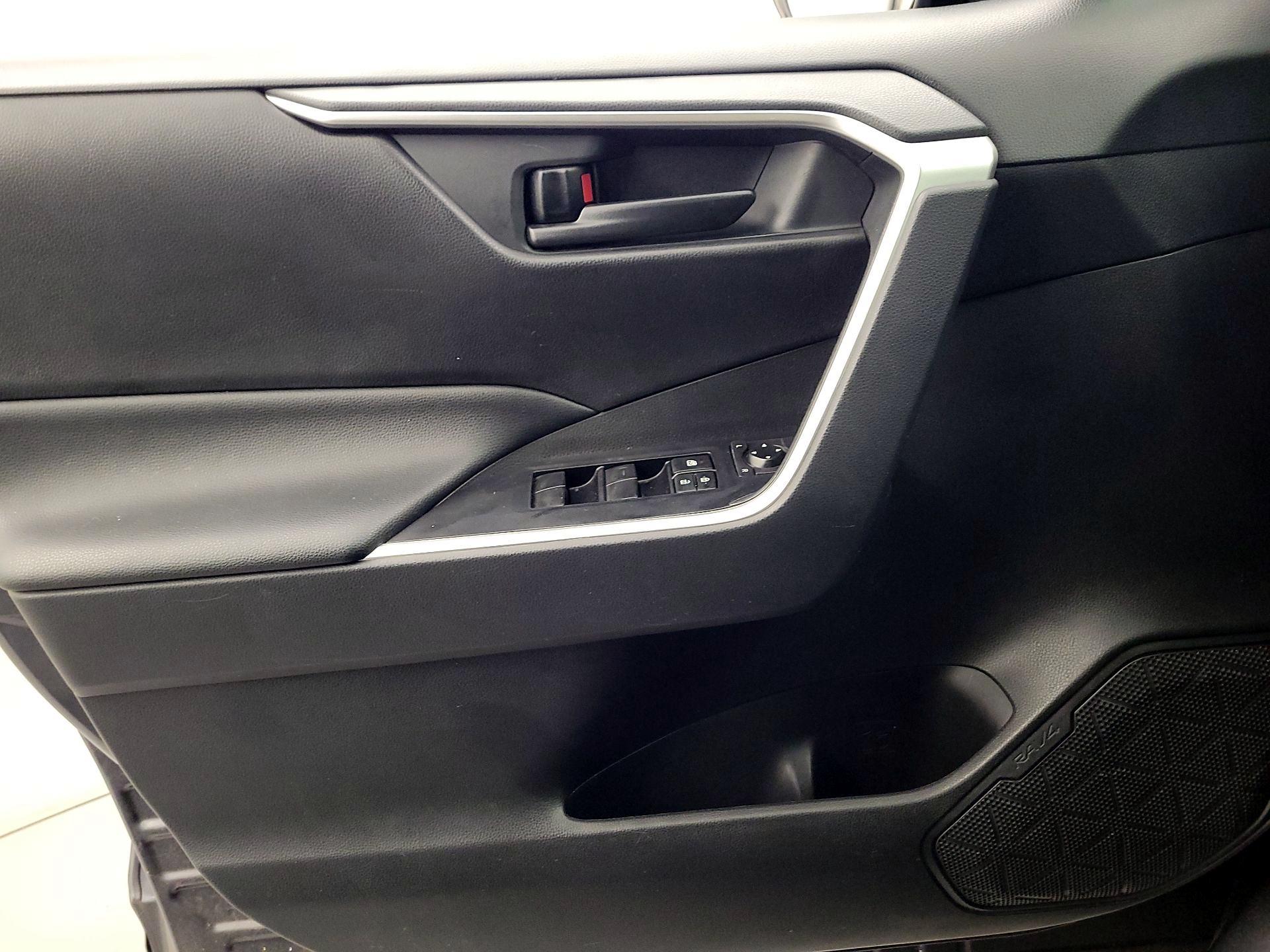 Thumbnail: 2020 Toyota RAV4 - 12