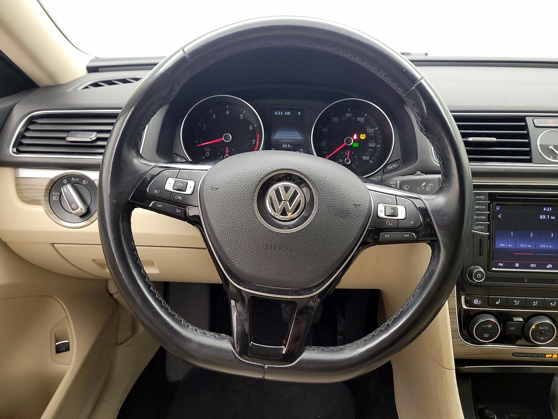 Thumbnail: 2017 Volkswagen Passat - 10