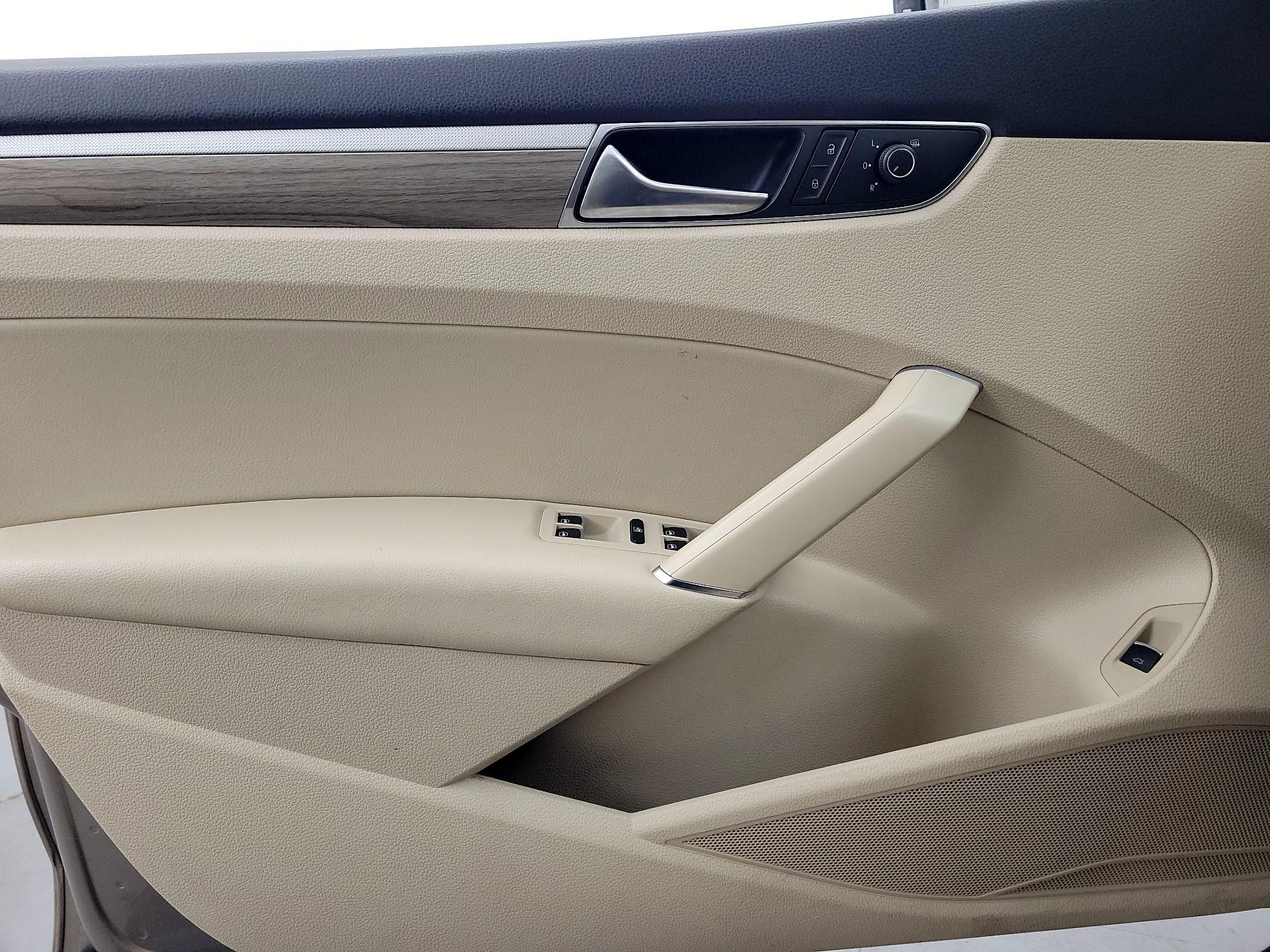 Thumbnail: 2017 Volkswagen Passat - 12