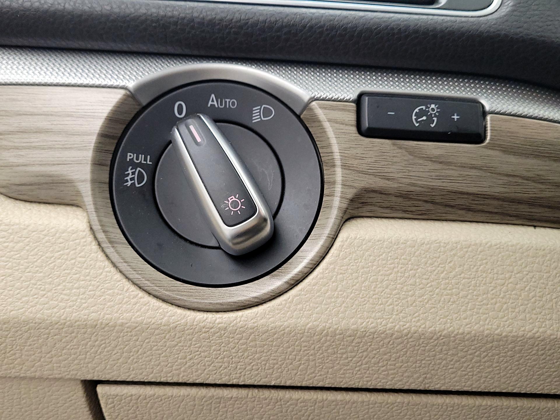 Thumbnail: 2017 Volkswagen Passat - 13