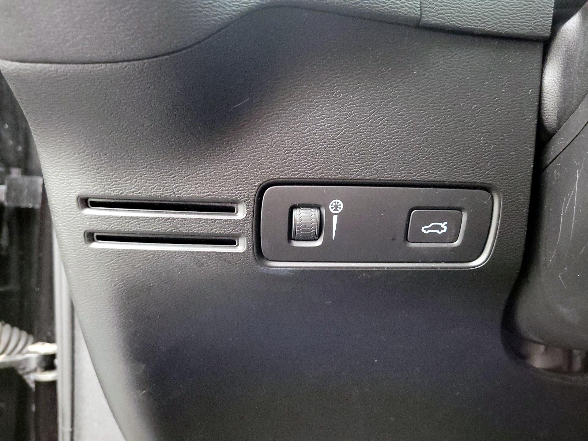 Thumbnail: 2019 Volvo XC40 - 13