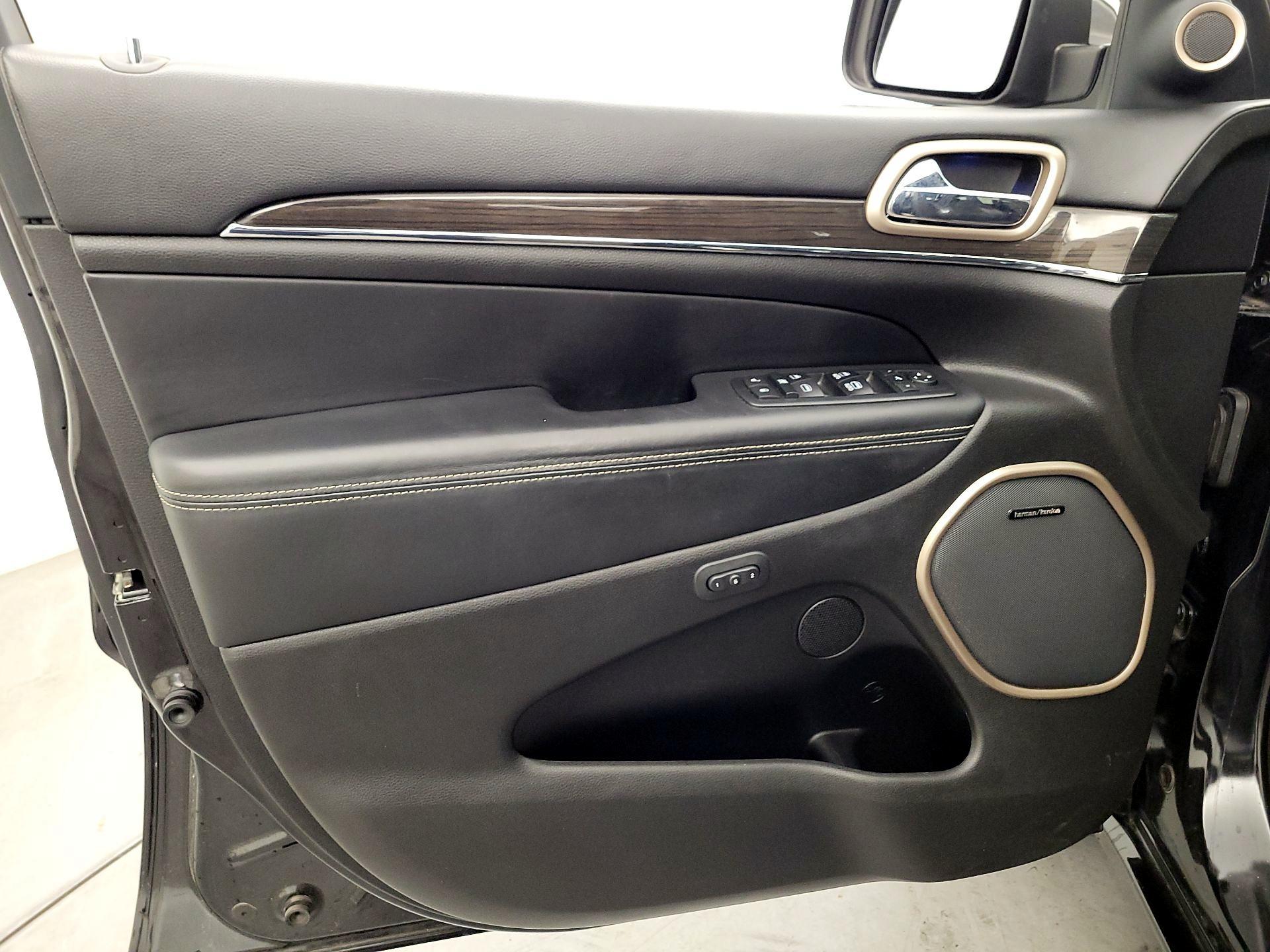 Thumbnail: 2017 Jeep Grand Cherokee - 12