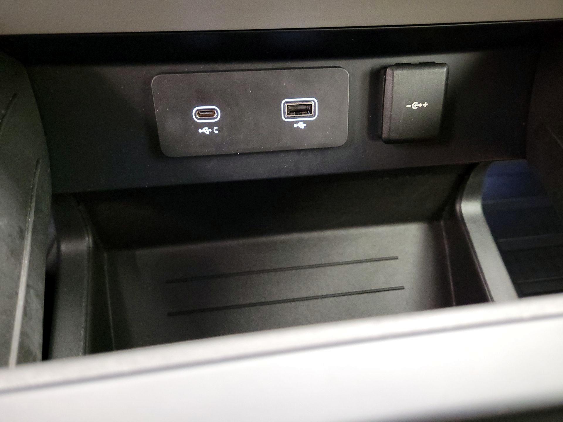 Thumbnail: 2024 Land Rover Defender - 18