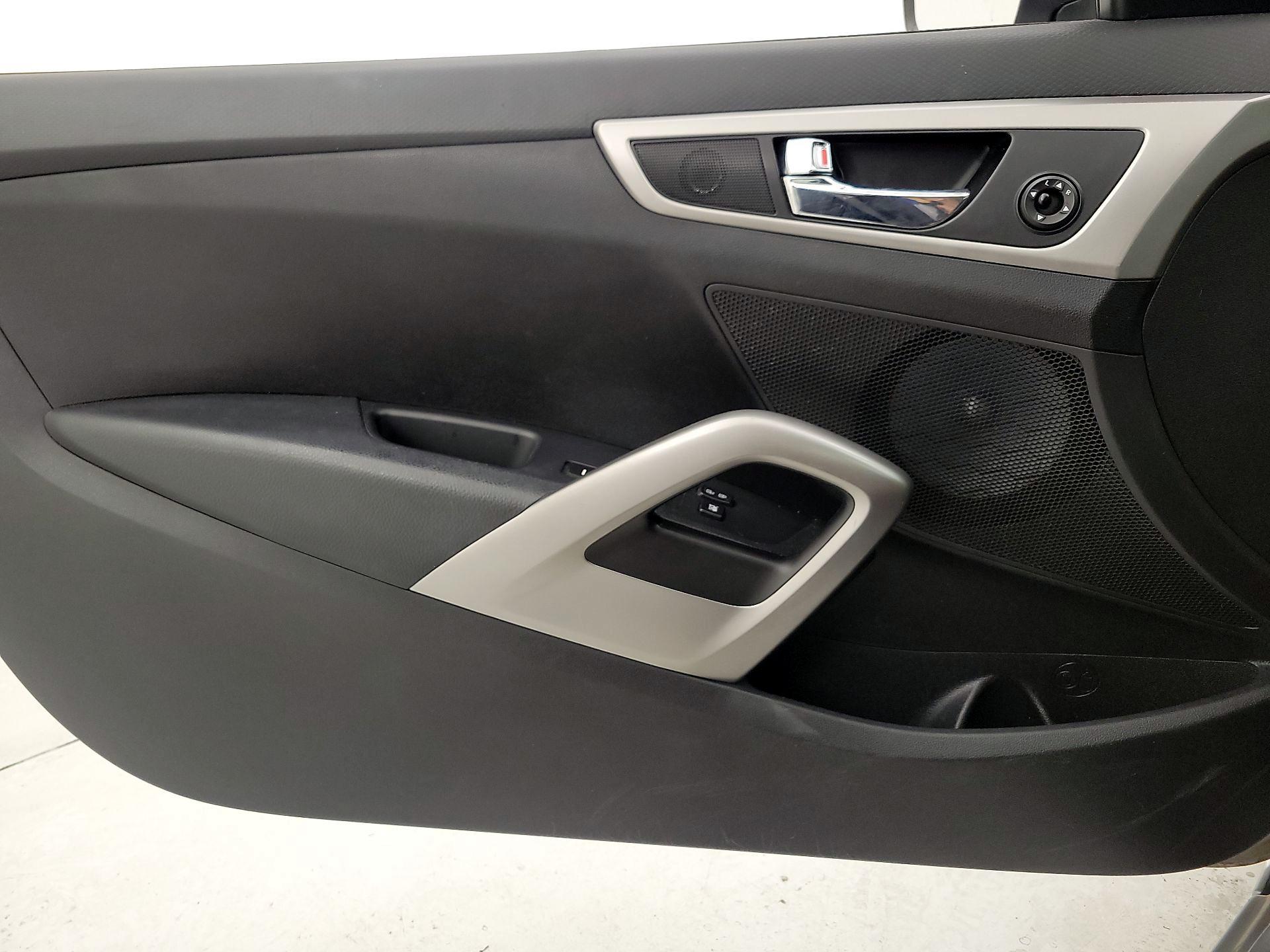 Thumbnail: 2016 Hyundai Veloster - 12