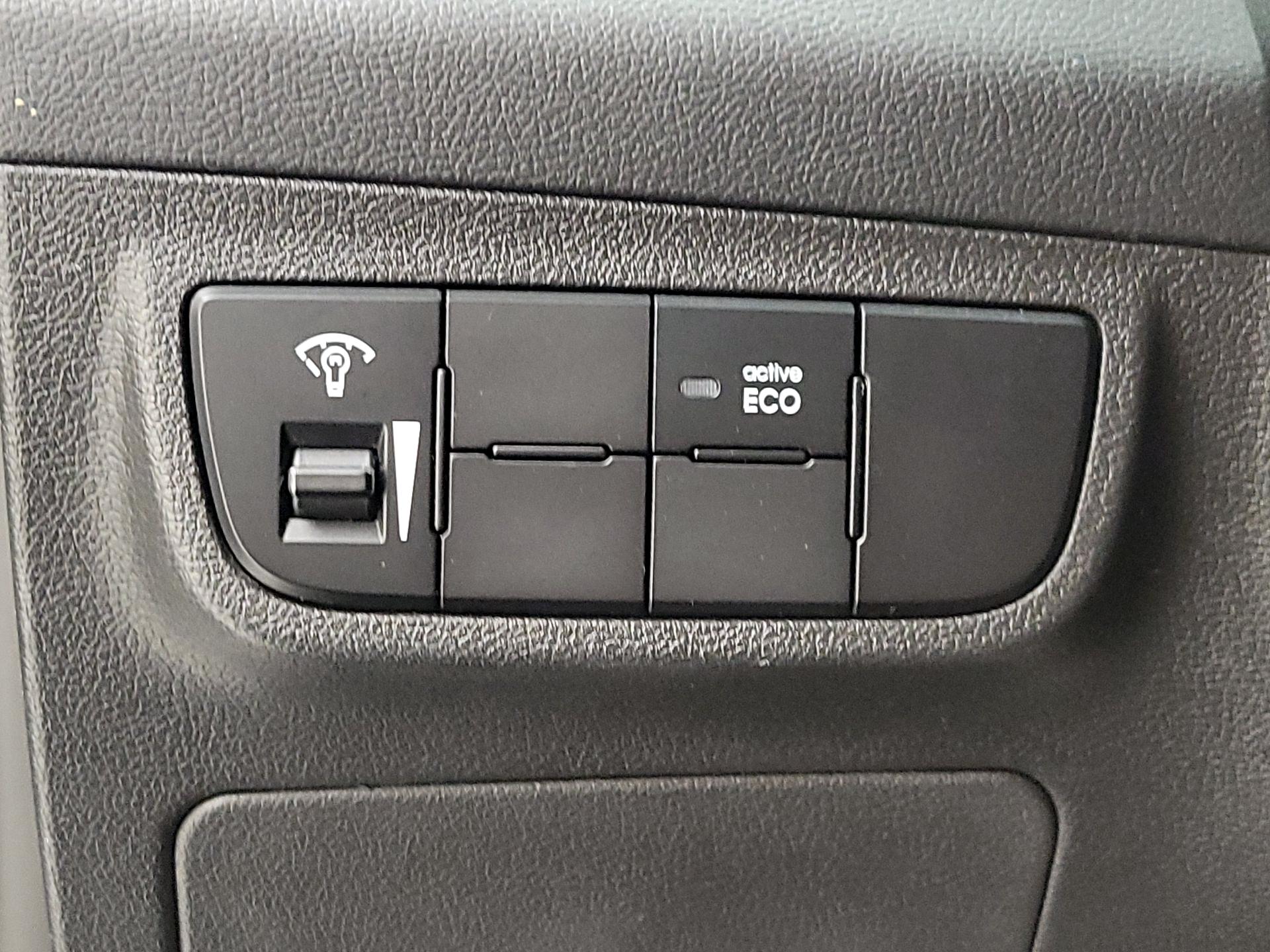 Thumbnail: 2016 Hyundai Veloster - 13