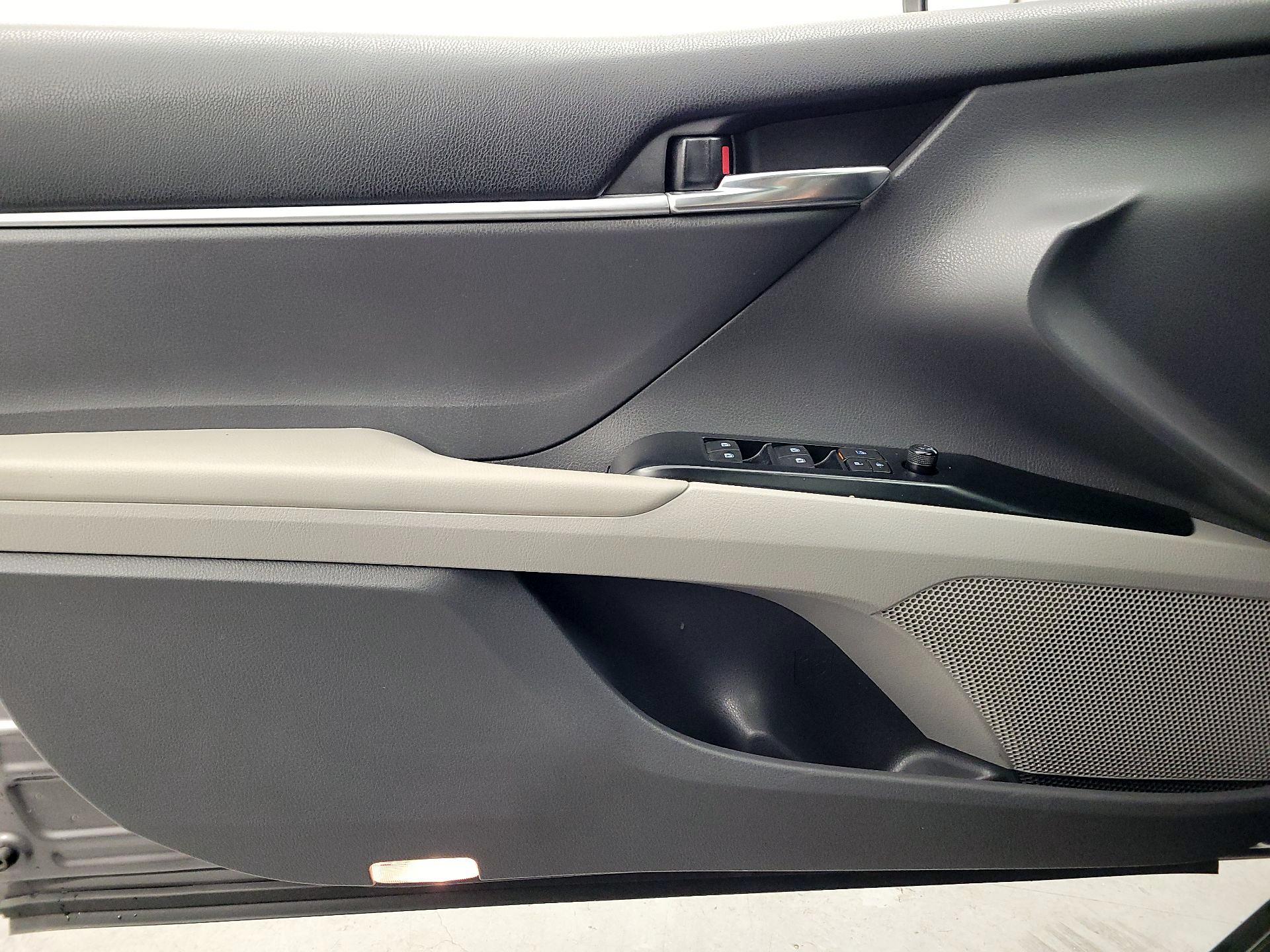 Thumbnail: 2019 Toyota Camry - 12