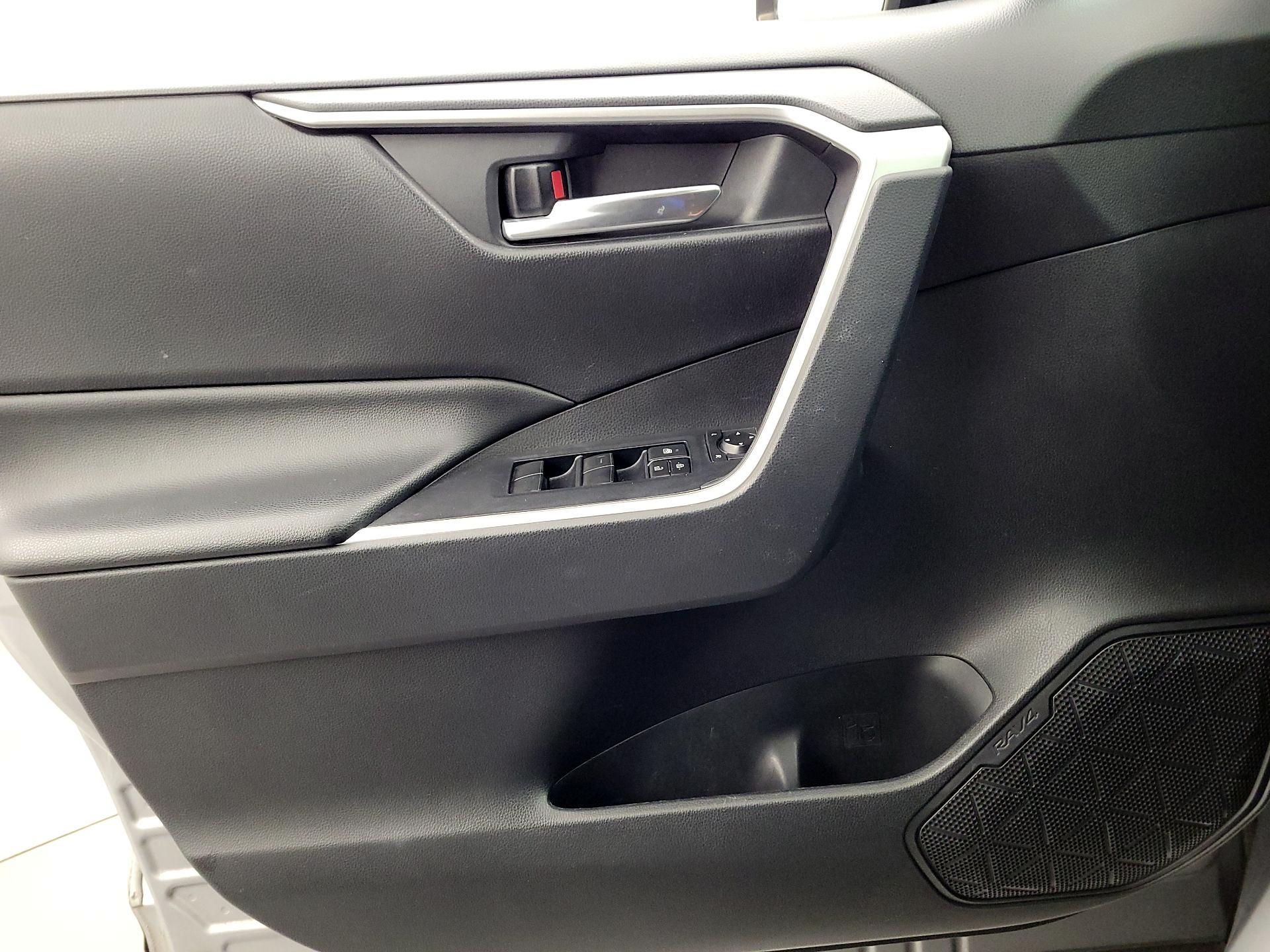 Thumbnail: 2019 Toyota RAV4 - 12