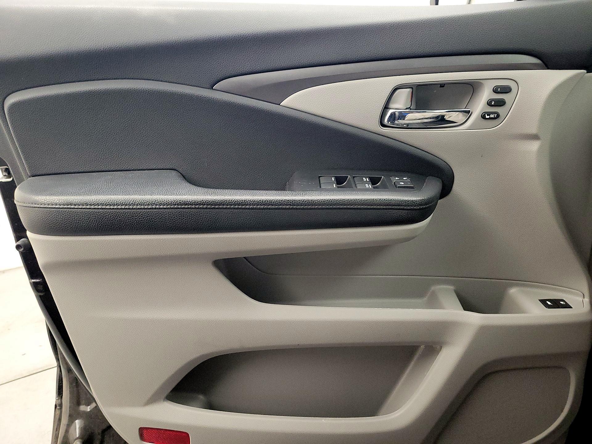 Thumbnail: 2019 Honda Pilot - 12