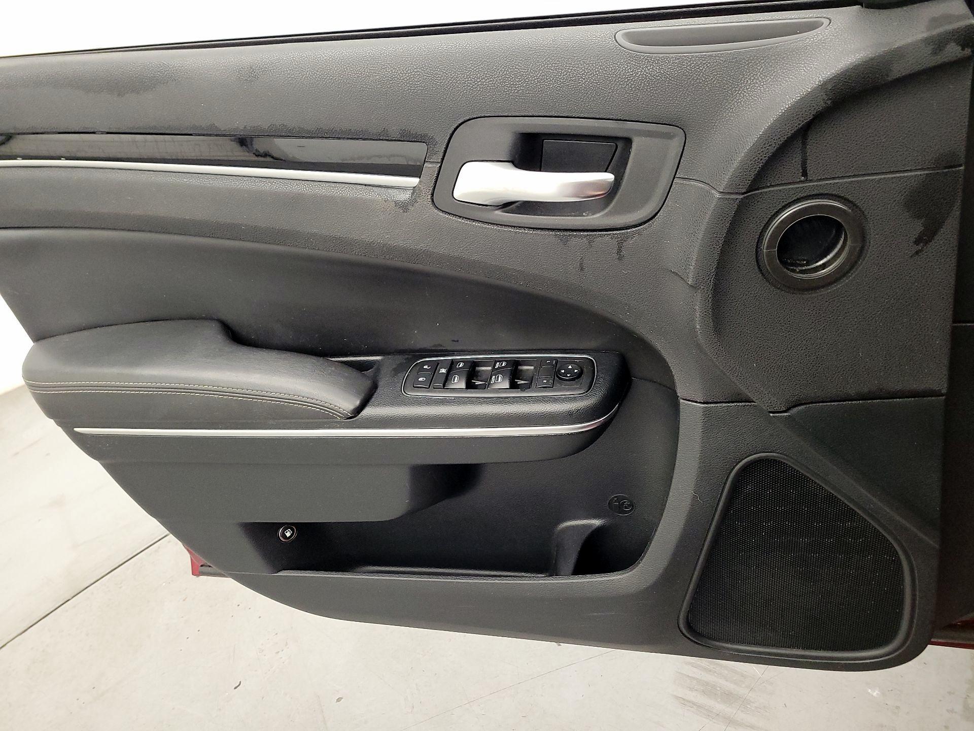 Thumbnail: 2018 Chrysler 300 - 12