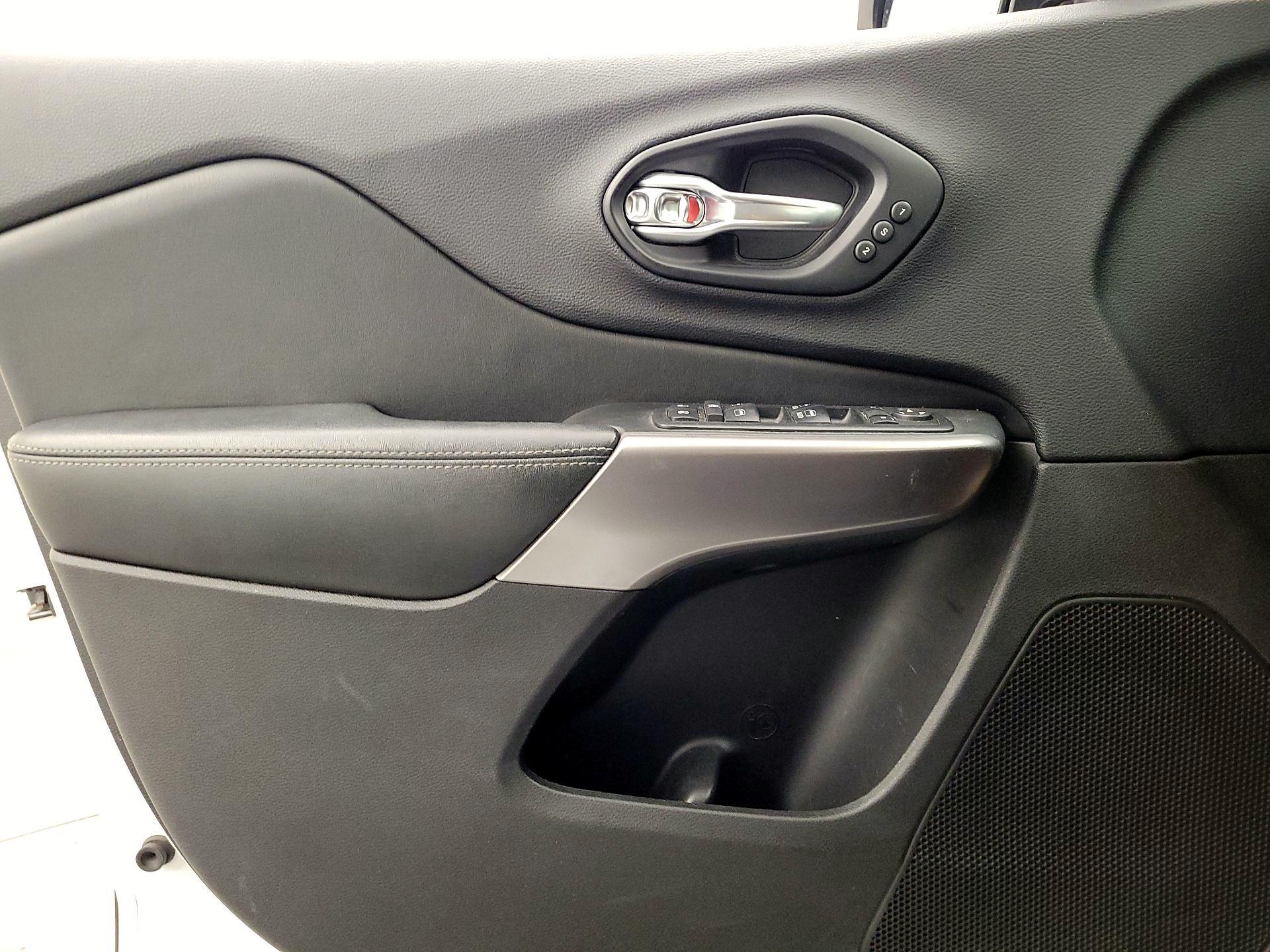 Thumbnail: 2019 Jeep Cherokee - 12