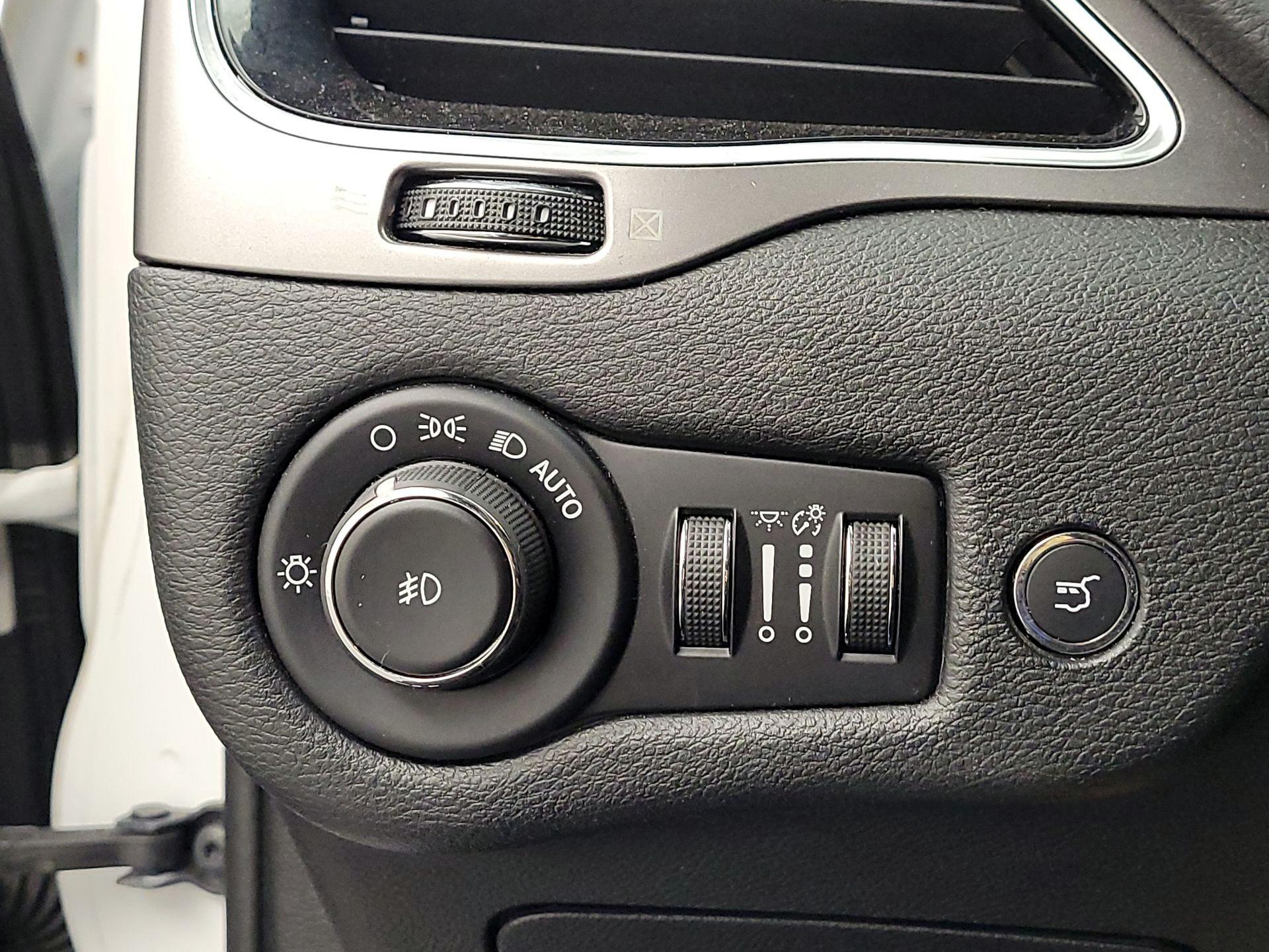 Thumbnail: 2019 Jeep Cherokee - 13