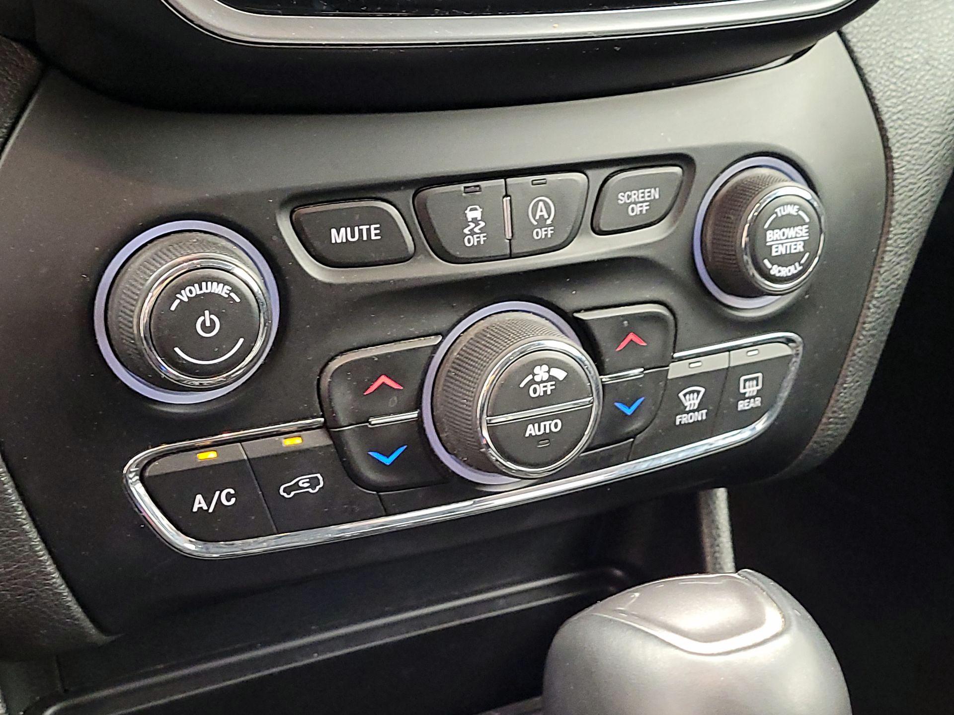 Thumbnail: 2019 Jeep Cherokee - 16