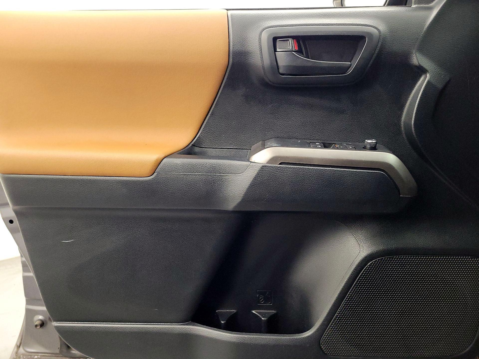 Thumbnail: 2016 Toyota Tacoma - 12