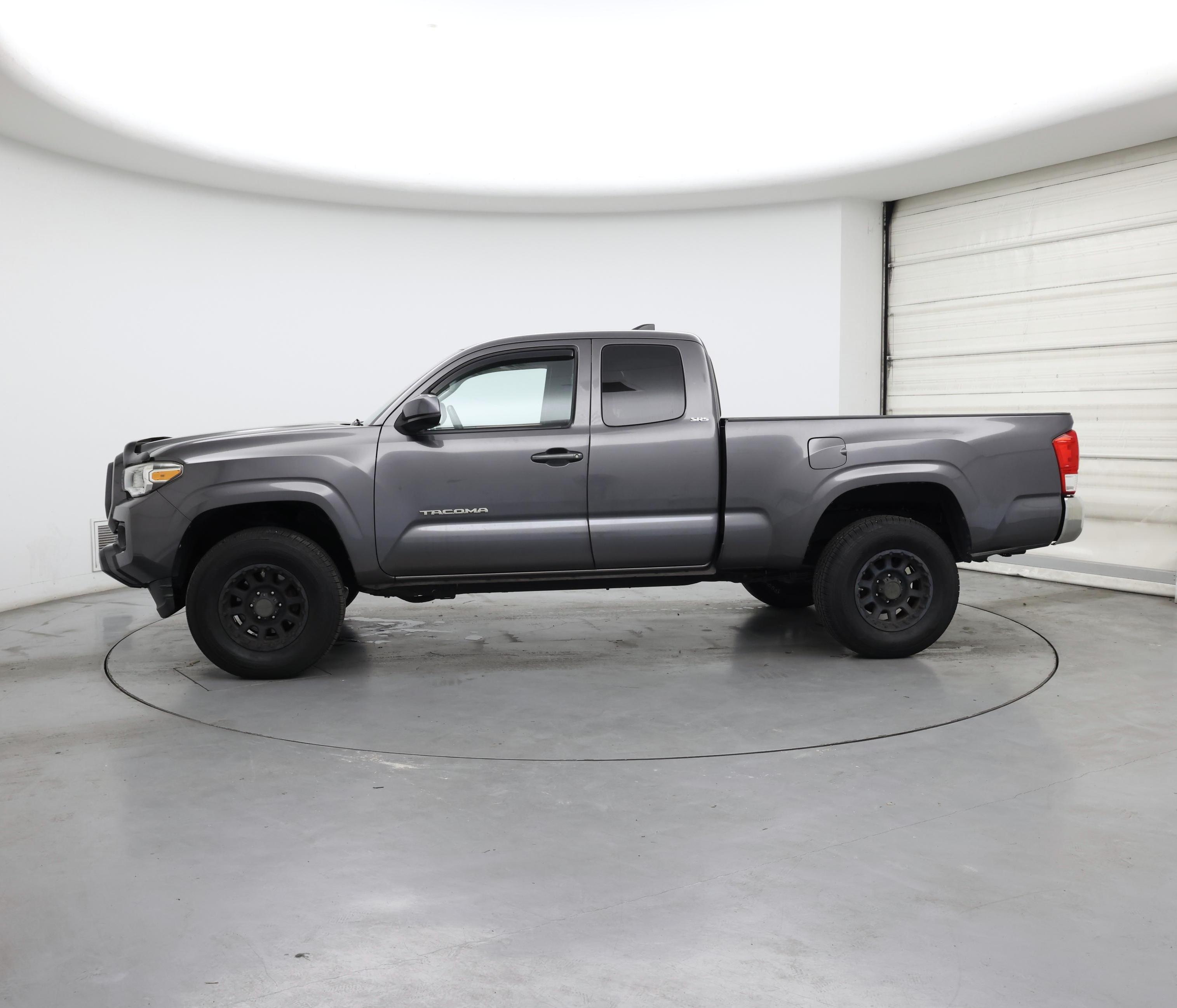 Thumbnail: 2016 Toyota Tacoma - 3