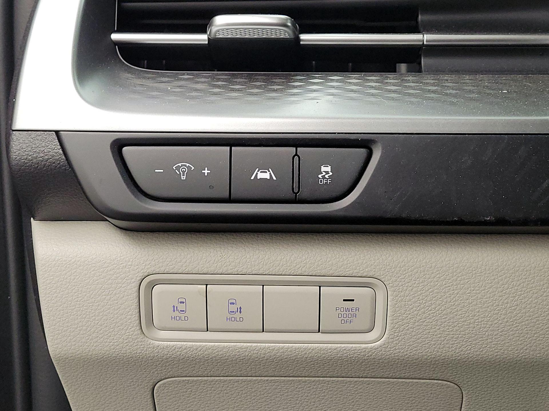 Thumbnail: 2023 Kia Carnival - 13