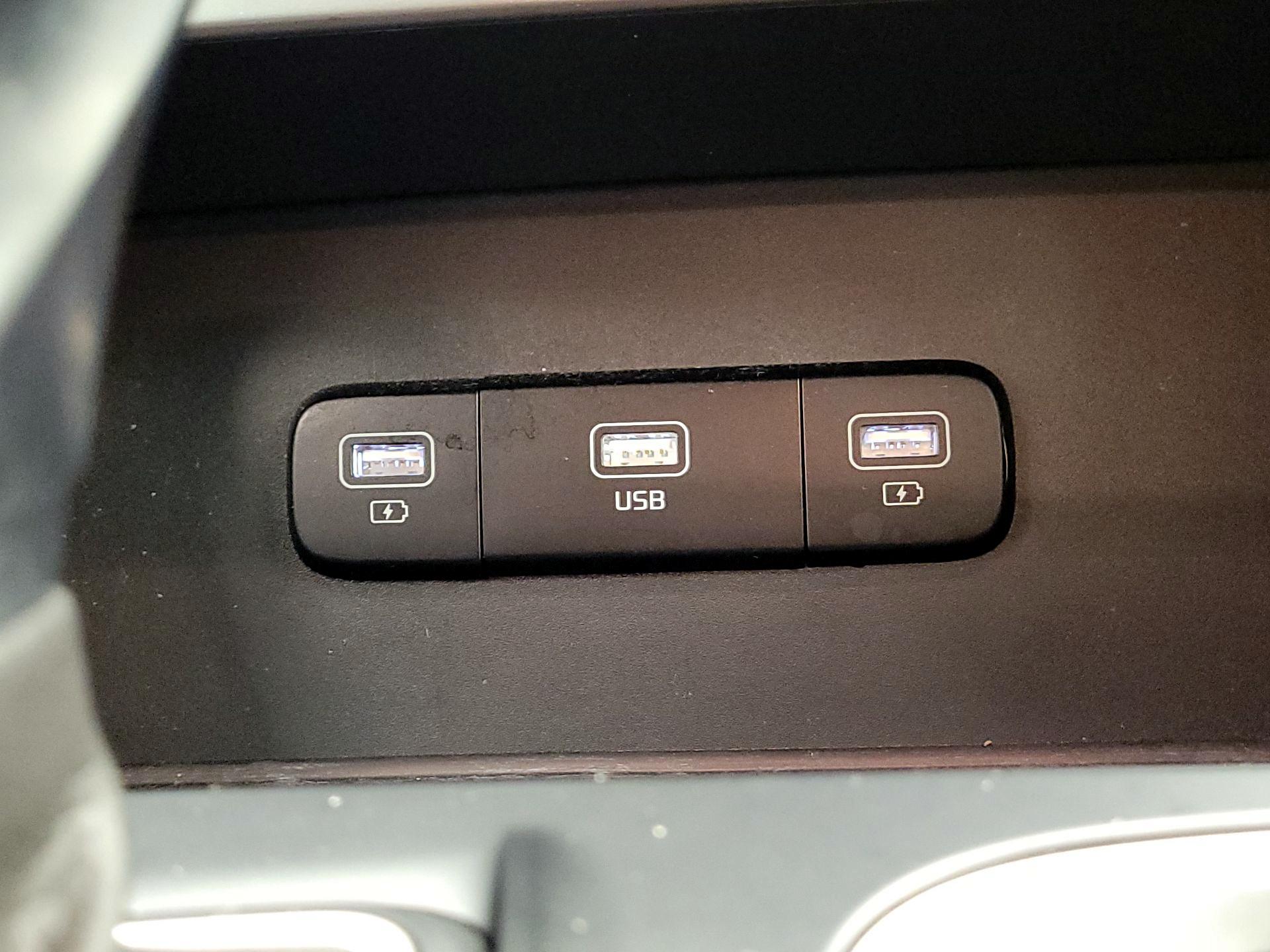 Thumbnail: 2023 Kia Carnival - 18