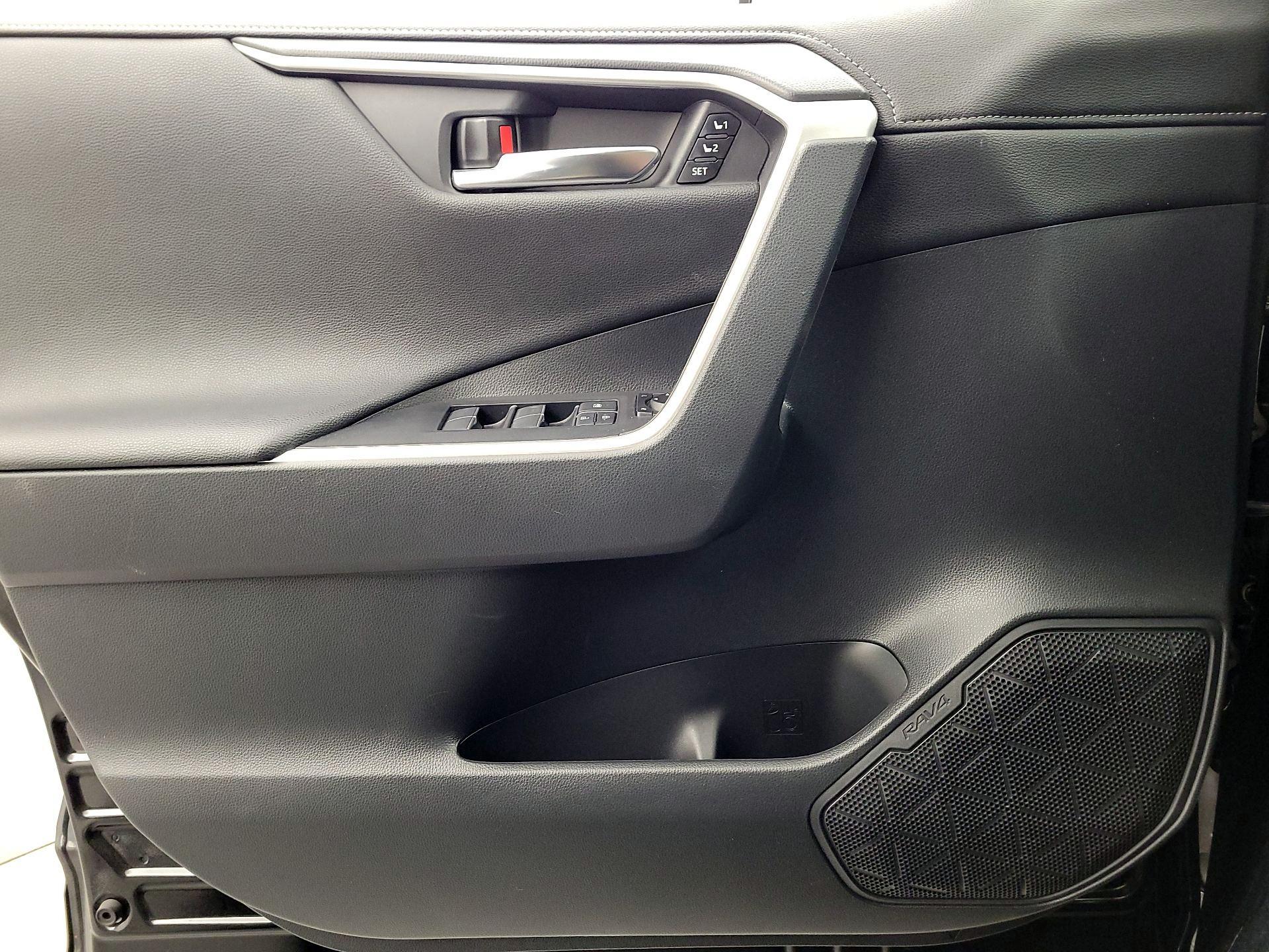 Thumbnail: 2020 Toyota RAV4 - 12