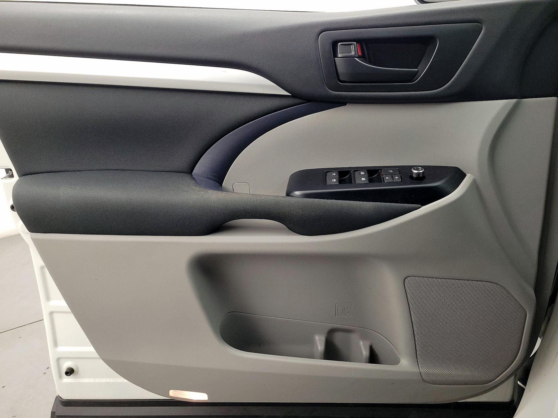 Thumbnail: 2019 Toyota Highlander - 12