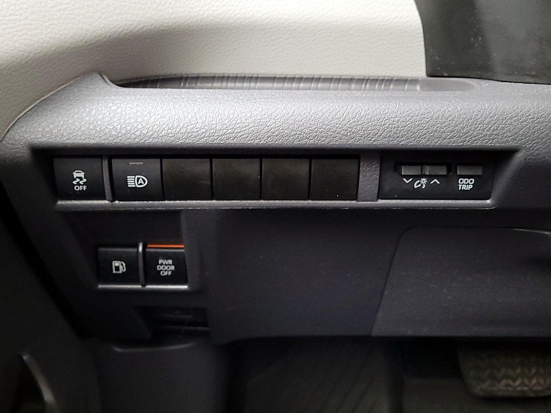 Thumbnail: 2021 Toyota Sienna - 13