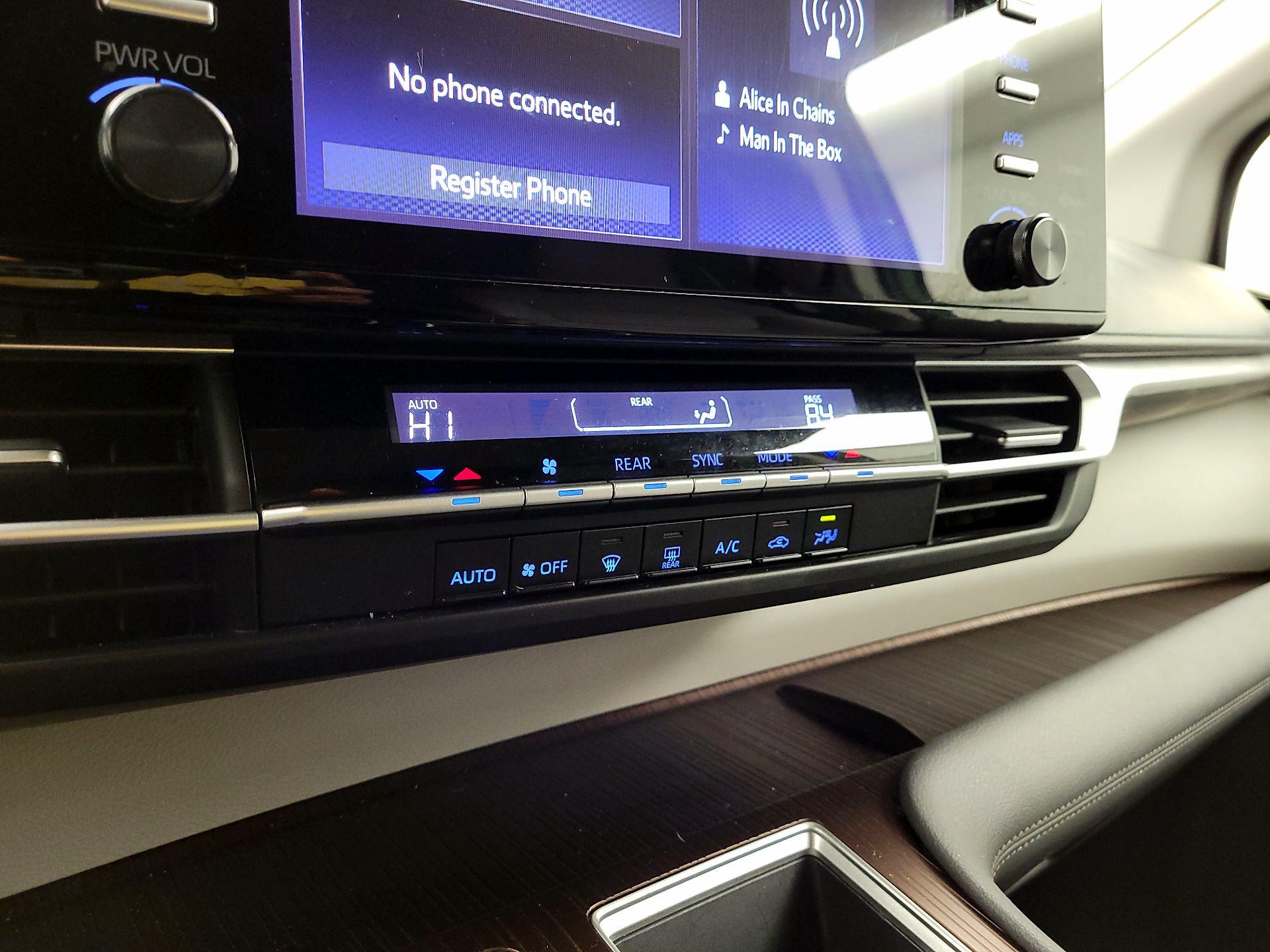 Thumbnail: 2021 Toyota Sienna - 16