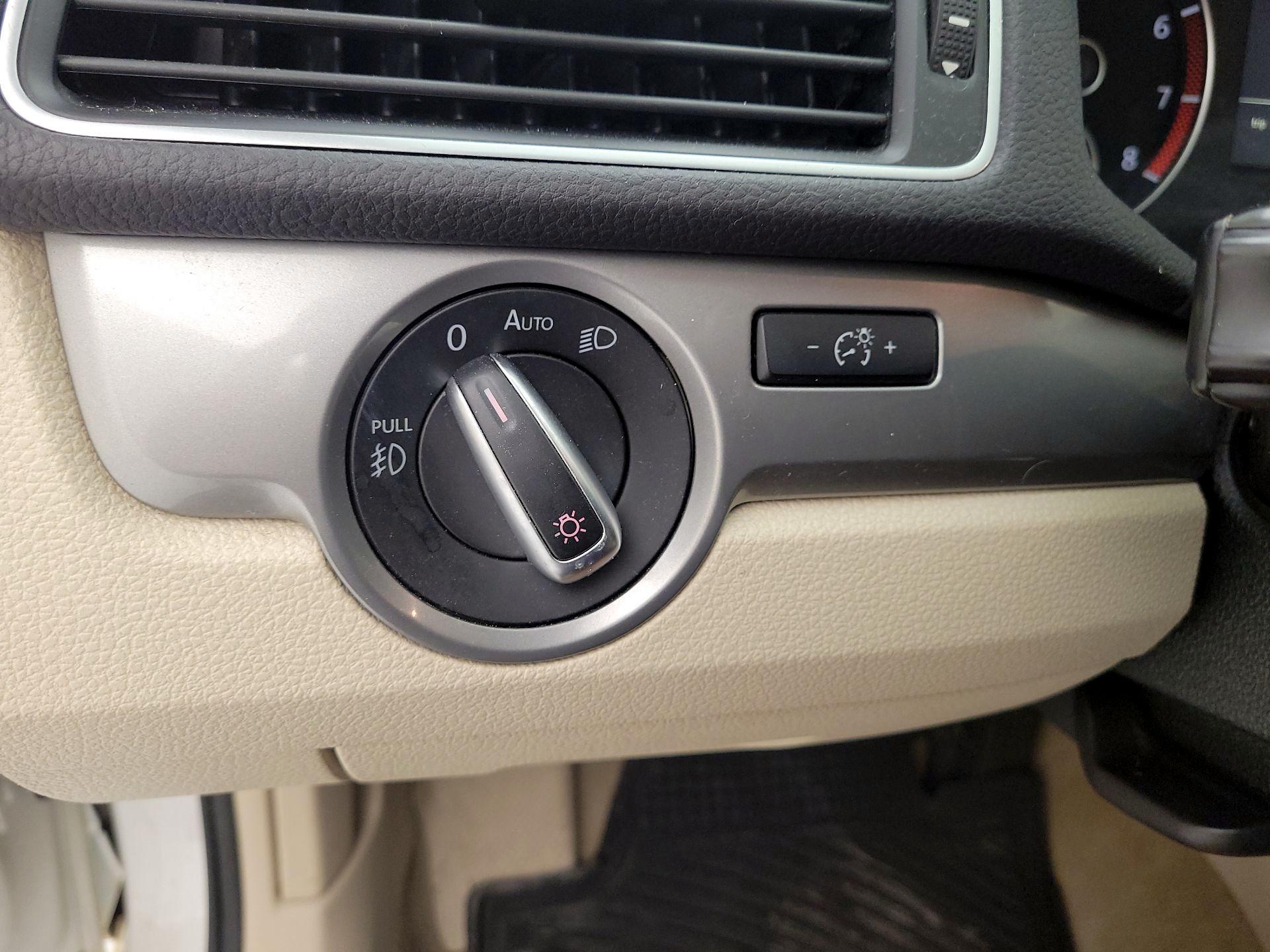 Thumbnail: 2015 Volkswagen Passat - 13