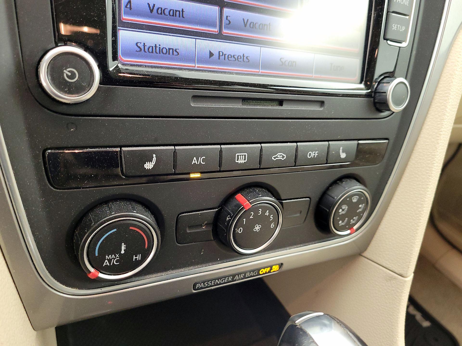 Thumbnail: 2015 Volkswagen Passat - 16