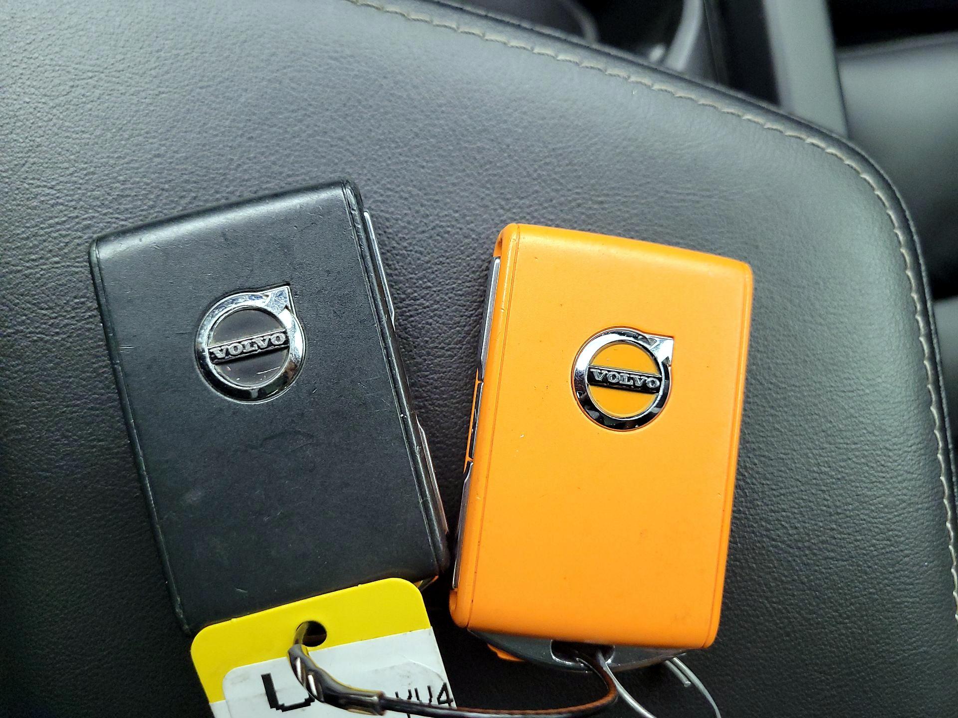 Thumbnail: 2022 Volvo XC60 - 18